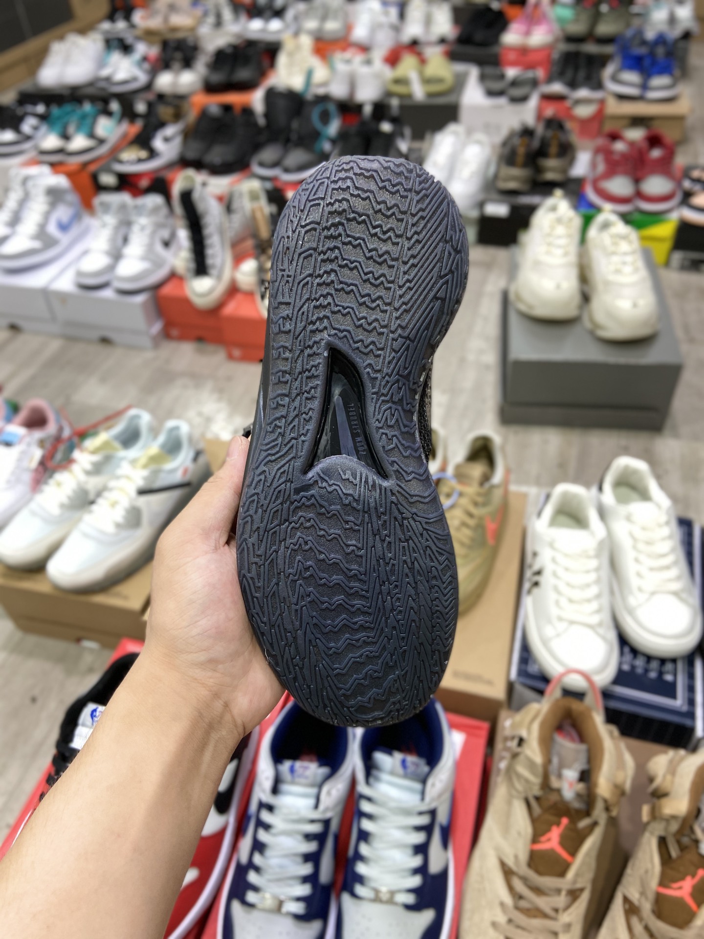 240 耐克Nike Air Zoom G.T.Cut男女篮球鞋 G.T. Cut专为力求在场上大展身手的篮球运动员打造该鞋款脚感轻盈CZ0176-001