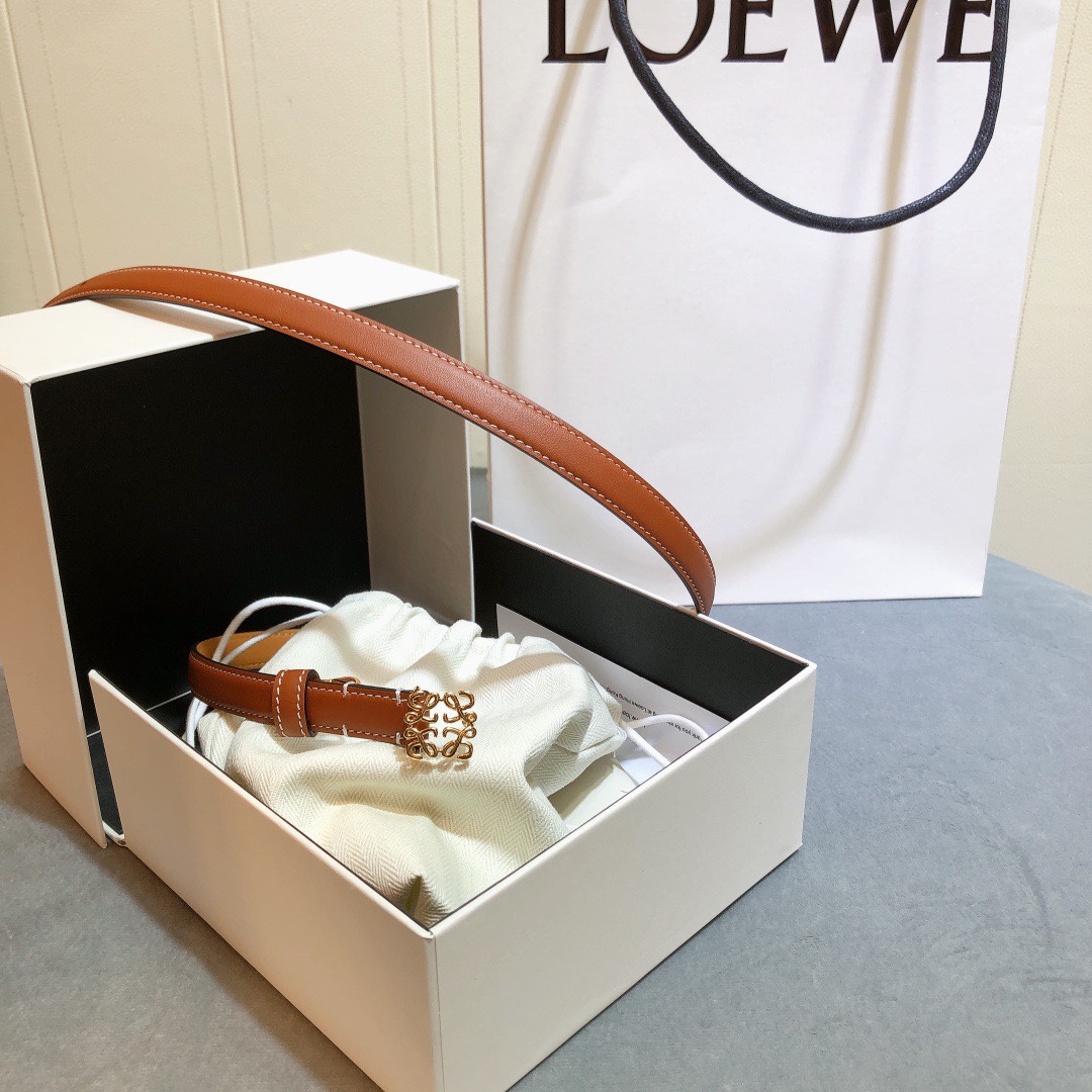 Loewe✨罗意威 2020Sss秋冬新款 光滑小牛皮腰带 外缝线窄版对比色缝线衿腰带 配有 L 字母组