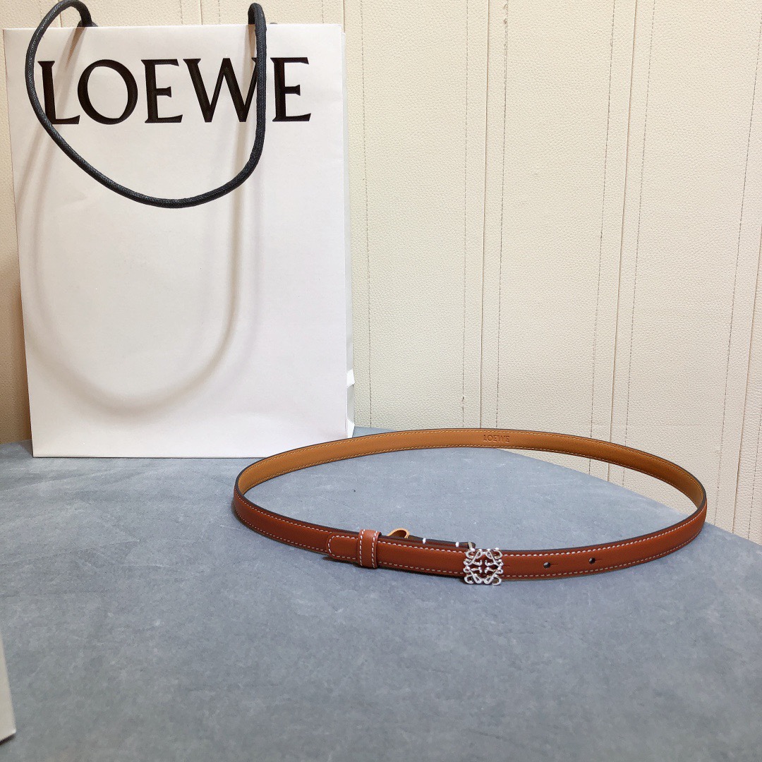 Loewe✨罗意威 2020Sss秋冬新款 光滑小牛皮腰带 外缝线窄版对比色缝线衿腰带 配有 L 字母组
