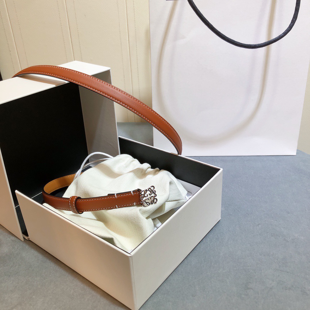 Loewe✨罗意威 2020Sss秋冬新款 光滑小牛皮腰带 外缝线窄版对比色缝线衿腰带 配有 L 字母组
