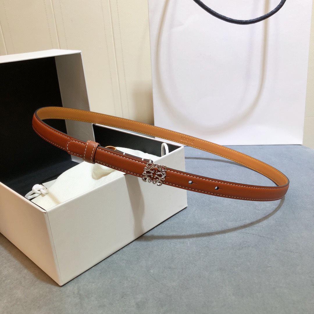 Loewe✨罗意威 2020Sss秋冬新款 光滑小牛皮腰带 外缝线窄版对比色缝线衿腰带 配有 L 字母组