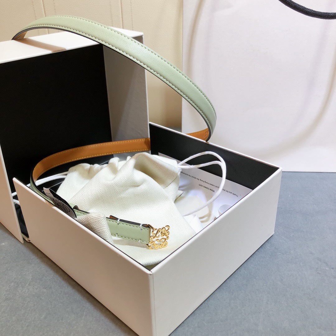Loewe✨罗意威 2020Sss秋冬新款 光滑小牛皮腰带 外缝线窄版对比色缝线衿腰带 配有 L 字母组