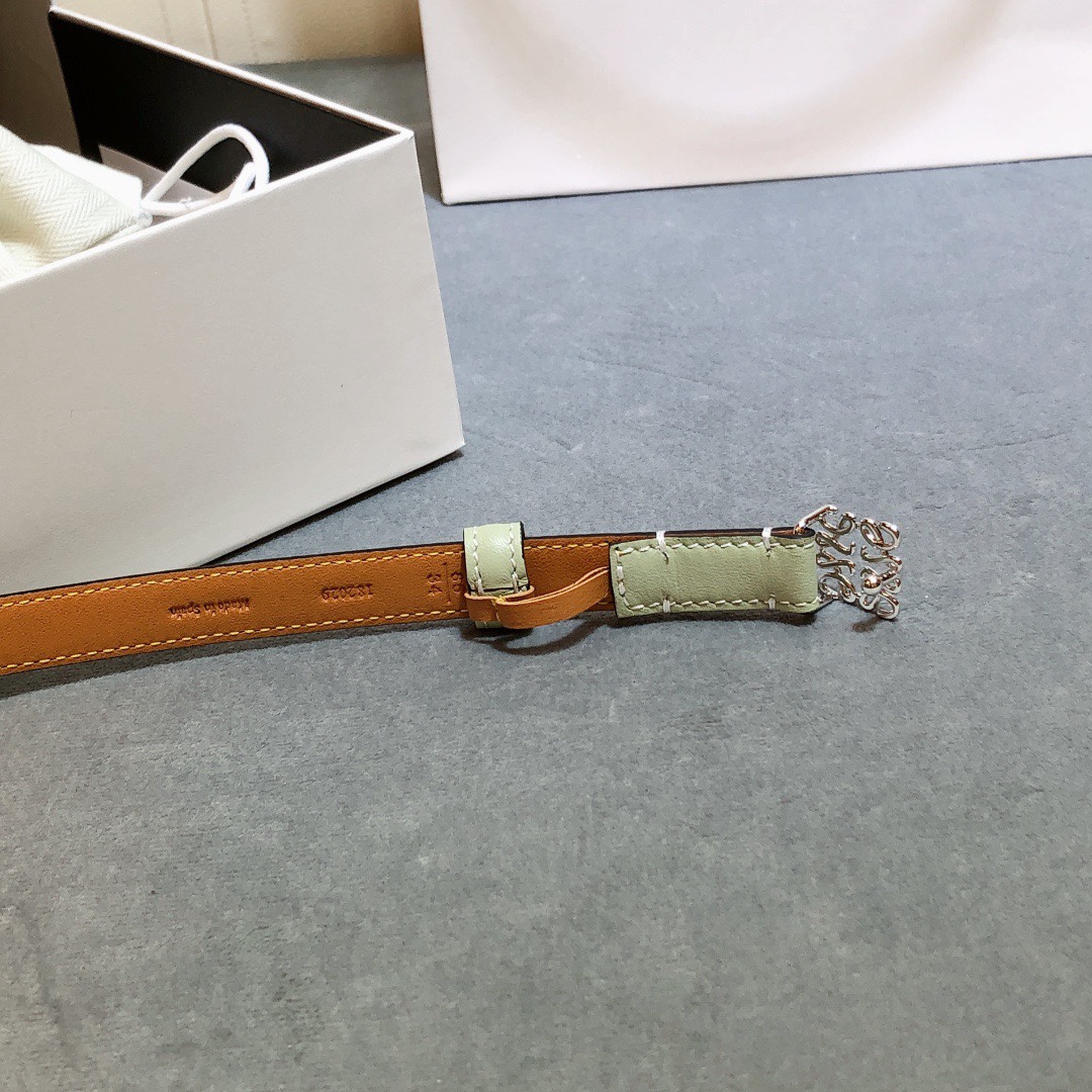 Loewe✨罗意威 2020Sss秋冬新款 光滑小牛皮腰带 外缝线窄版对比色缝线衿腰带 配有 L 字母组
