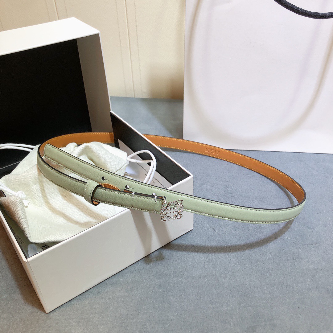 Loewe✨罗意威 2020Sss秋冬新款 光滑小牛皮腰带 外缝线窄版对比色缝线衿腰带 配有 L 字母组