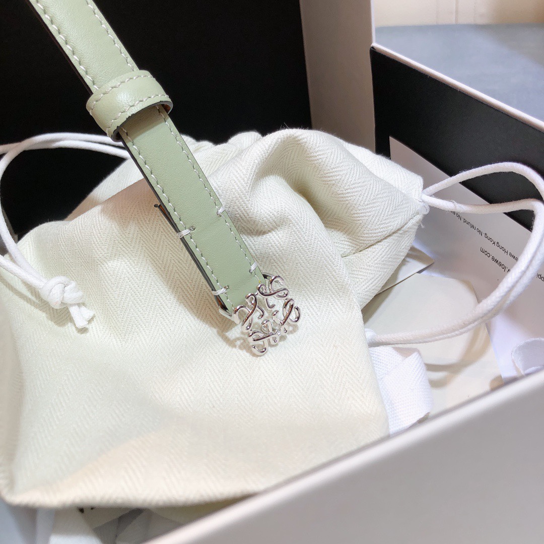 Loewe✨罗意威 2020Sss秋冬新款 光滑小牛皮腰带 外缝线窄版对比色缝线衿腰带 配有 L 字母组