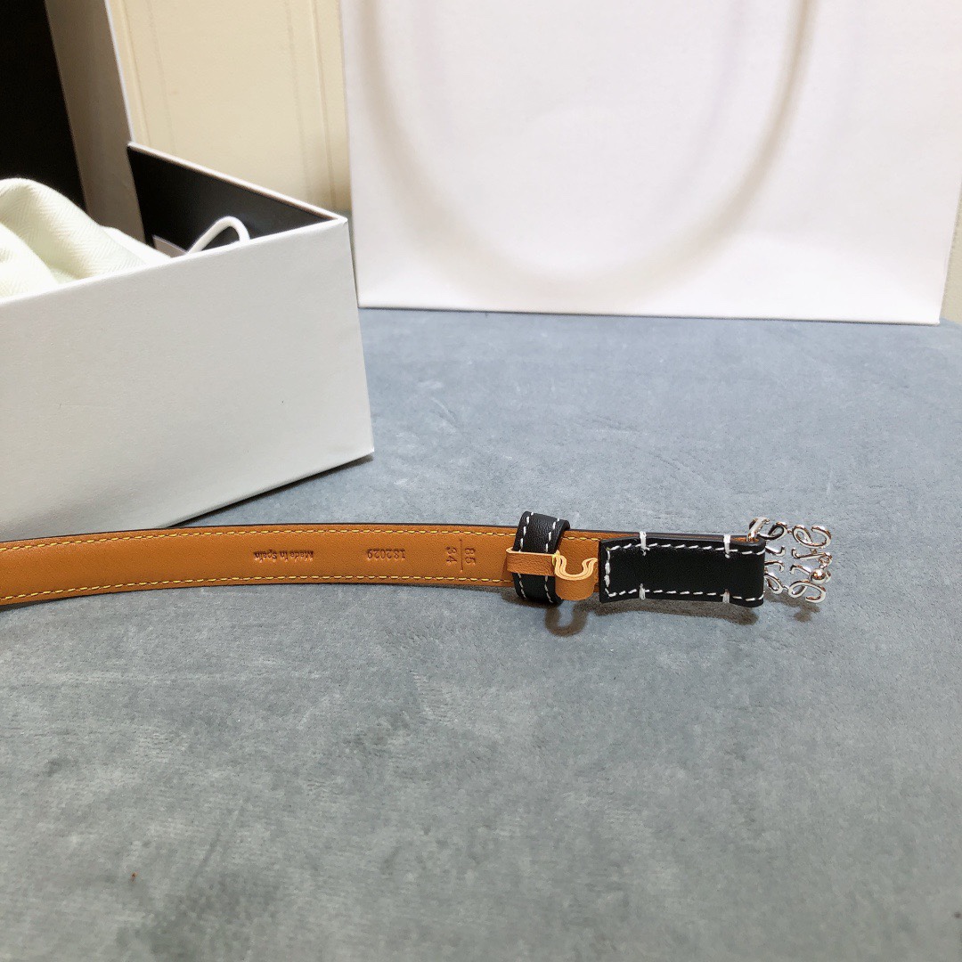 Loewe✨罗意威 2020Sss秋冬新款 光滑小牛皮腰带 外缝线窄版对比色缝线衿腰带 配有 L 字母组