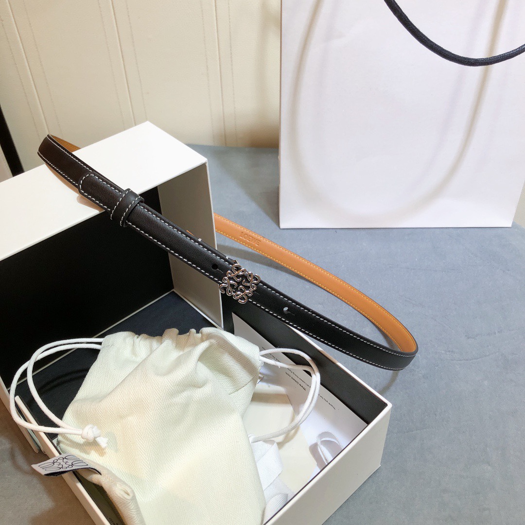 Loewe✨罗意威 2020Sss秋冬新款 光滑小牛皮腰带 外缝线窄版对比色缝线衿腰带 配有 L 字母组