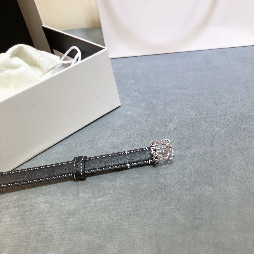Loewe✨罗意威 2020Sss秋冬新款 光滑小牛皮腰带 外缝线窄版对比色缝线衿腰带 配有 L 字母组