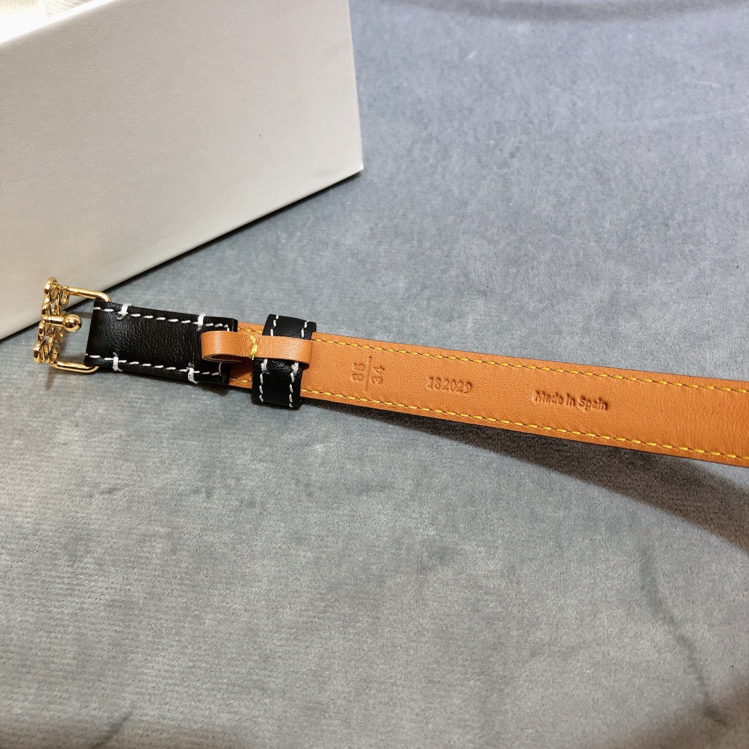 Loewe✨罗意威 2020Sss秋冬新款 光滑小牛皮腰带 外缝线窄版对比色缝线衿腰带 配有 L 字母组