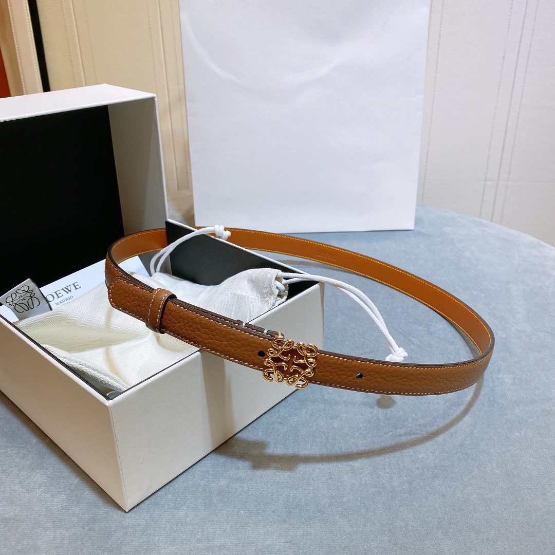 L oewe🆕 Anagram针扣腰带 采用柔软粒面牛皮革制成。2.0cm 经典logo挂扣铜五金