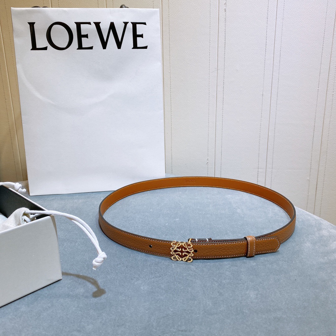 L oewe🆕 Anagram针扣腰带 采用柔软粒面牛皮革制成。2.0cm 经典logo挂扣铜五金
