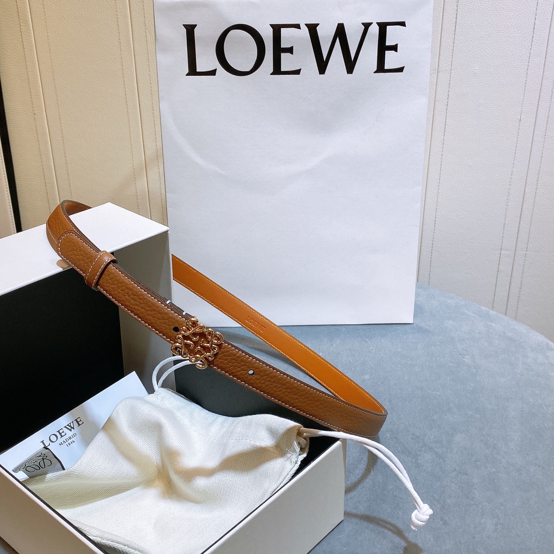 L oewe🆕 Anagram针扣腰带 采用柔软粒面牛皮革制成。2.0cm 经典logo挂扣铜五金