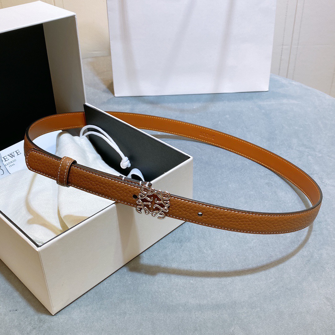 L oewe🆕 Anagram针扣腰带 采用柔软粒面牛皮革制成。2.0cm 经典logo挂扣铜五金