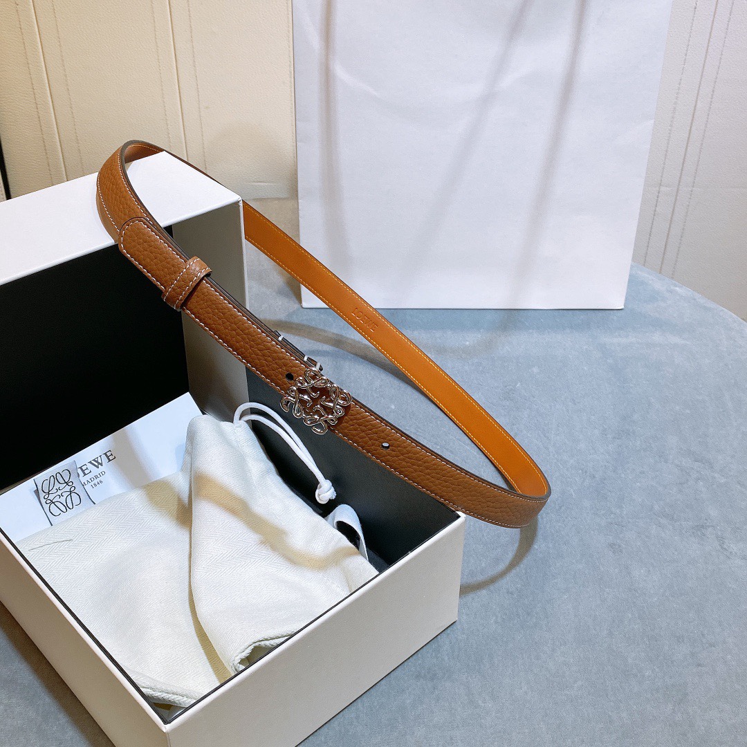 L oewe🆕 Anagram针扣腰带 采用柔软粒面牛皮革制成。2.0cm 经典logo挂扣铜五金