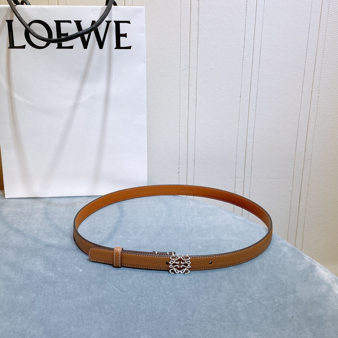 L oewe🆕 Anagram针扣腰带 采用柔软粒面牛皮革制成。2.0cm 经典logo挂扣铜五金