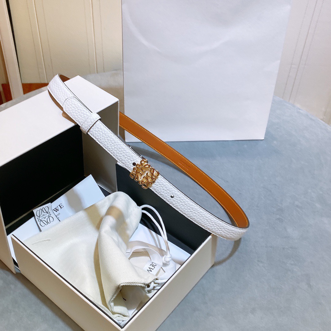 L oewe🆕 Anagram针扣腰带 采用柔软粒面牛皮革制成。2.0cm 经典logo挂扣铜五金