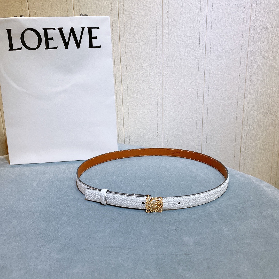 L oewe🆕 Anagram针扣腰带 采用柔软粒面牛皮革制成。2.0cm 经典logo挂扣铜五金