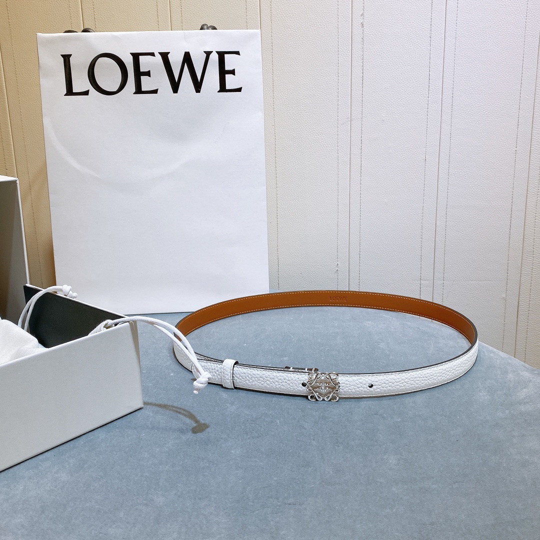 L oewe🆕 Anagram针扣腰带 采用柔软粒面牛皮革制成。2.0cm 经典logo挂扣铜五金