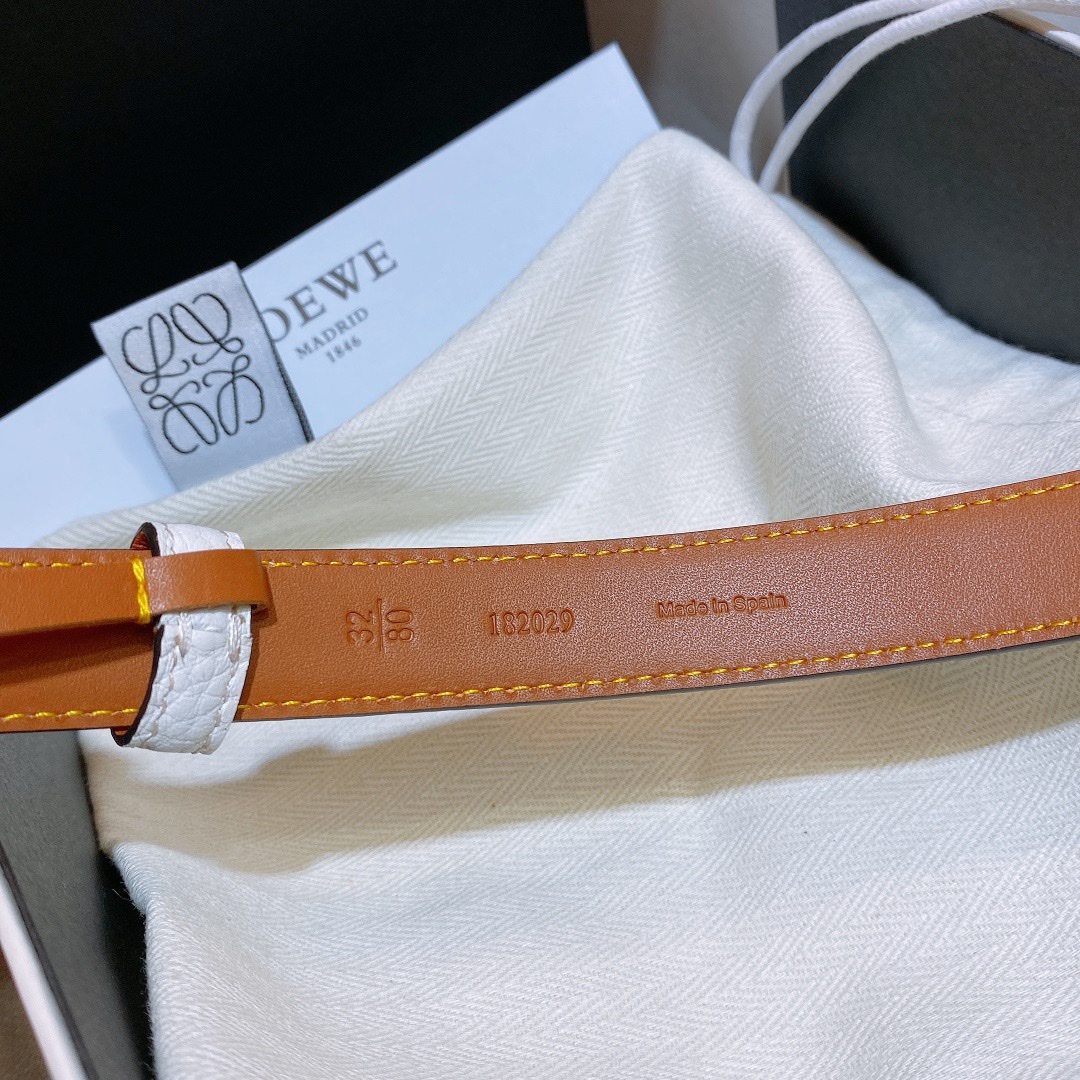 L oewe🆕 Anagram针扣腰带 采用柔软粒面牛皮革制成。2.0cm 经典logo挂扣铜五金