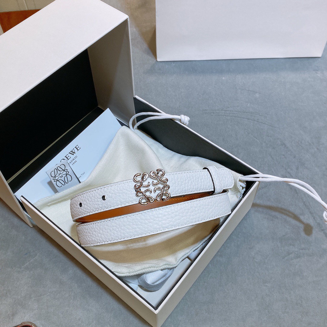 L oewe🆕 Anagram针扣腰带 采用柔软粒面牛皮革制成。2.0cm 经典logo挂扣铜五金
