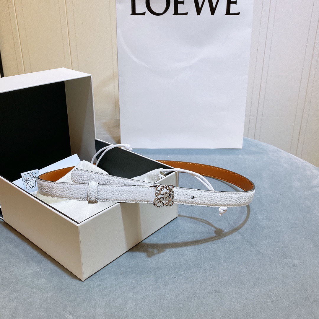 L oewe🆕 Anagram针扣腰带 采用柔软粒面牛皮革制成。2.0cm 经典logo挂扣铜五金