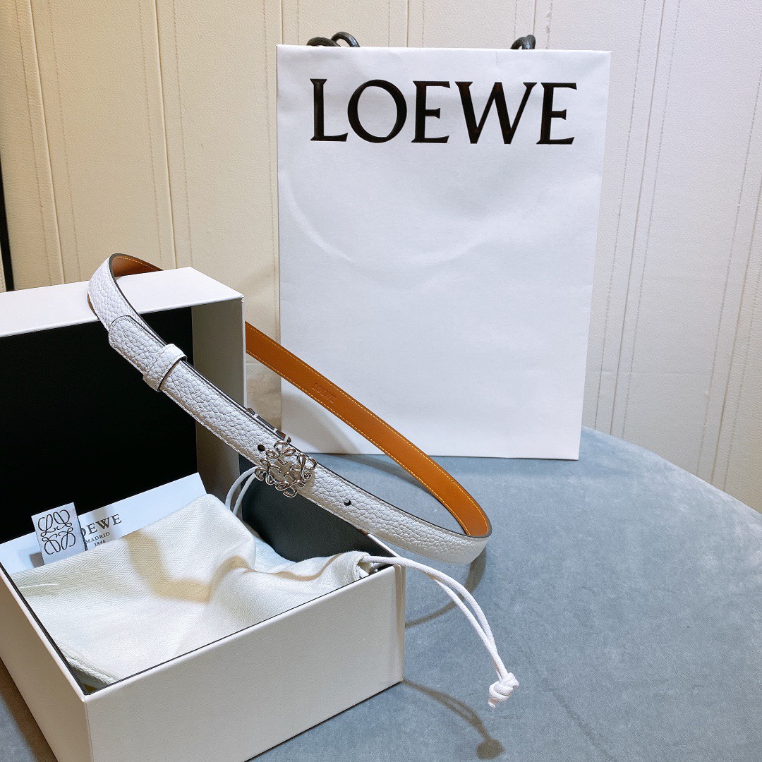 L oewe🆕 Anagram针扣腰带 采用柔软粒面牛皮革制成。2.0cm 经典logo挂扣铜五金