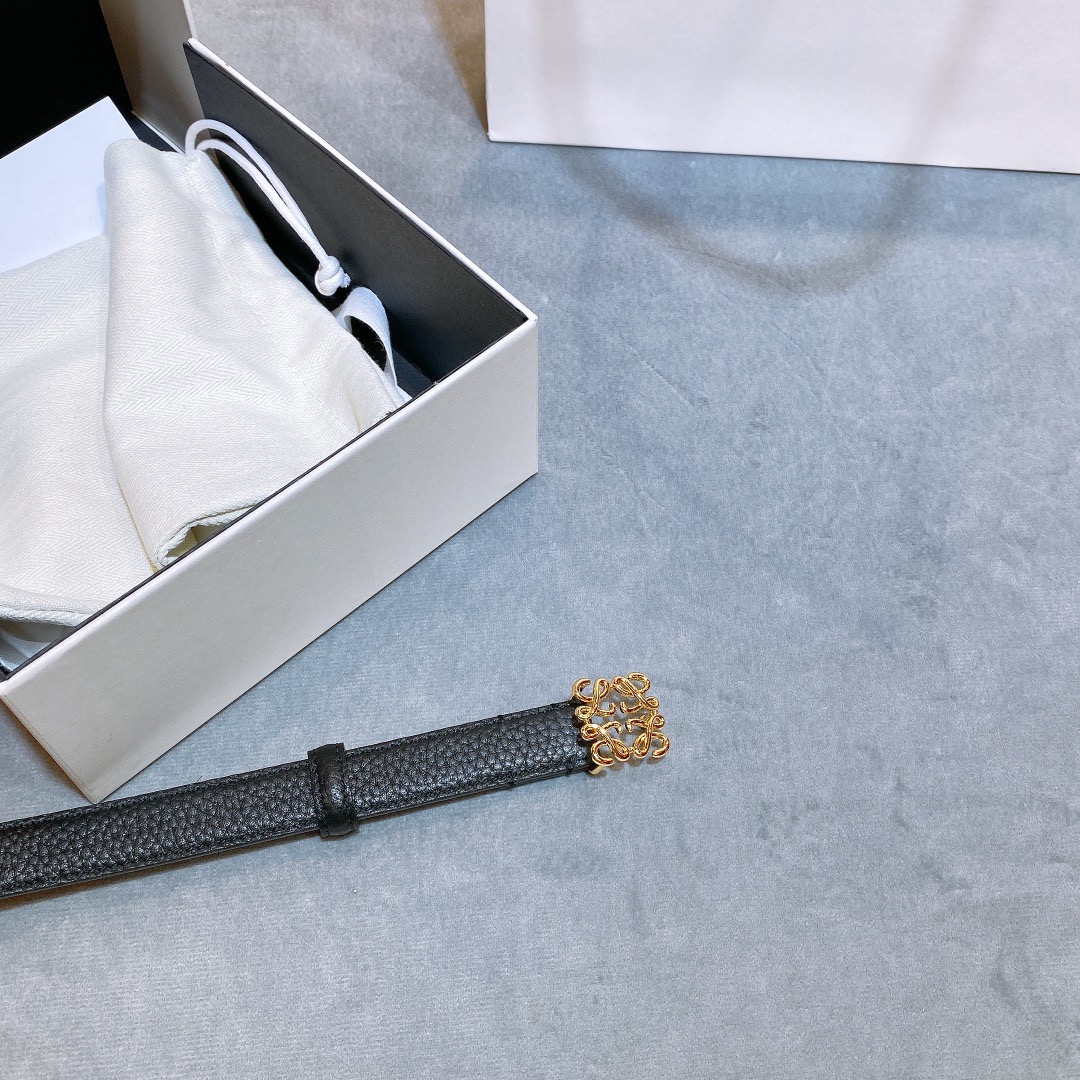 L oewe🆕 Anagram针扣腰带 采用柔软粒面牛皮革制成。2.0cm 经典logo挂扣铜五金