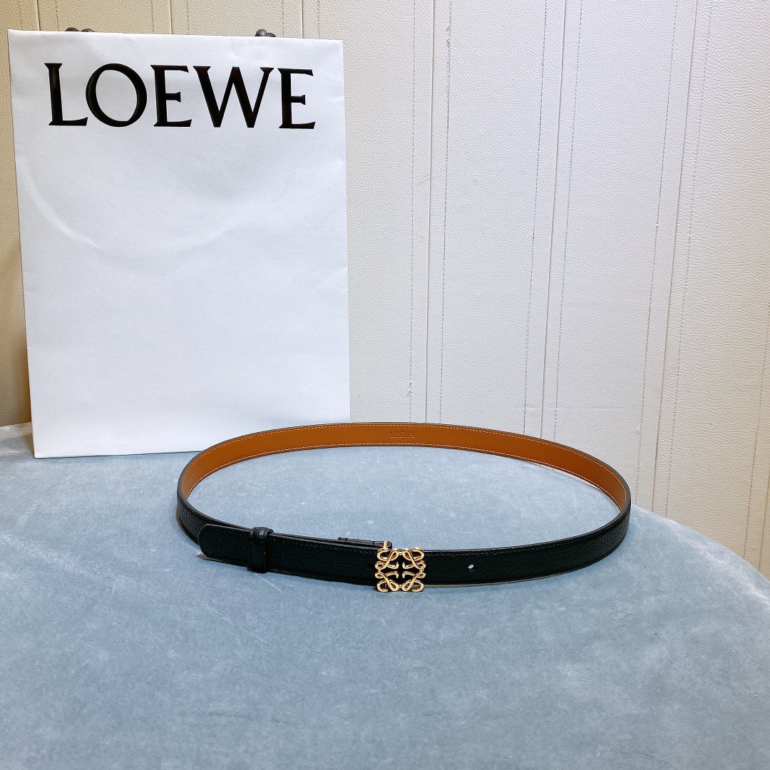 L oewe🆕 Anagram针扣腰带 采用柔软粒面牛皮革制成。2.0cm 经典logo挂扣铜五金