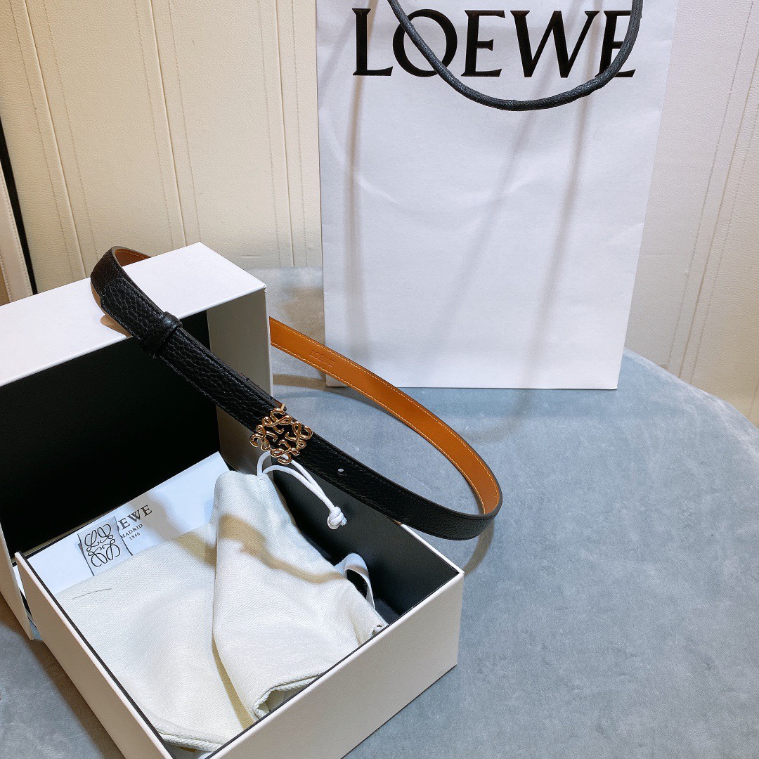 L oewe🆕 Anagram针扣腰带 采用柔软粒面牛皮革制成。2.0cm 经典logo挂扣铜五金