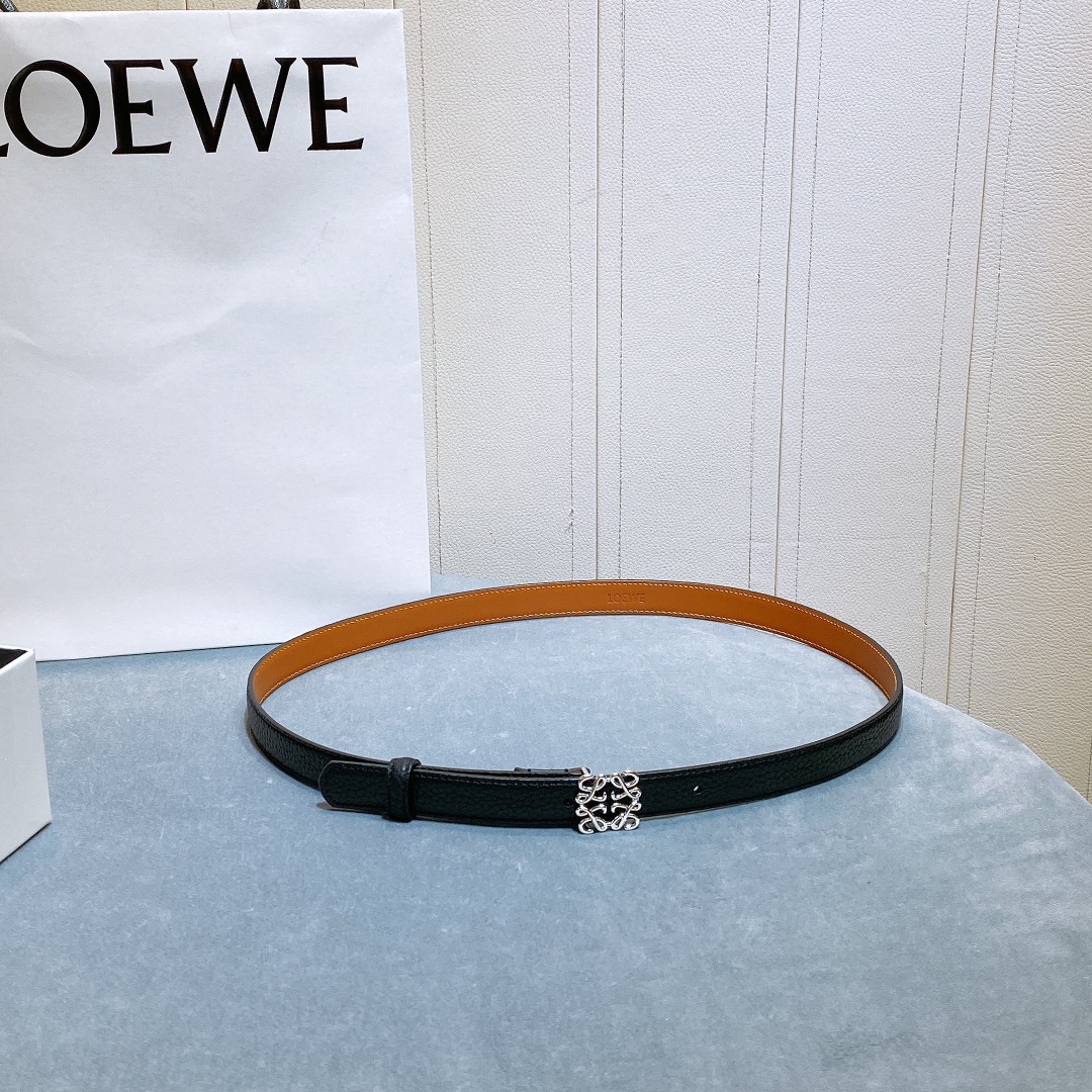 L oewe🆕 Anagram针扣腰带 采用柔软粒面牛皮革制成。2.0cm 经典logo挂扣铜五金