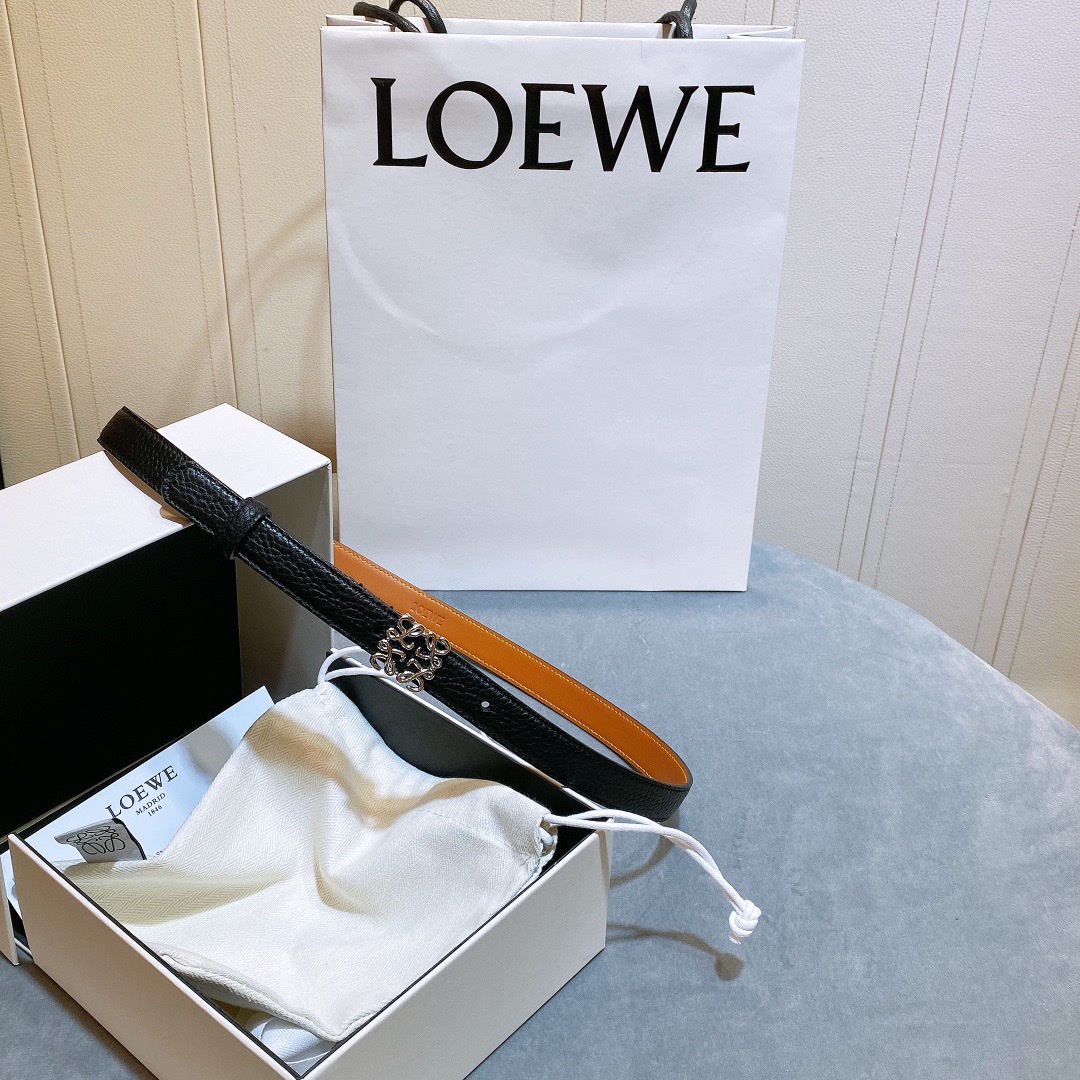L oewe🆕 Anagram针扣腰带 采用柔软粒面牛皮革制成。2.0cm 经典logo挂扣铜五金