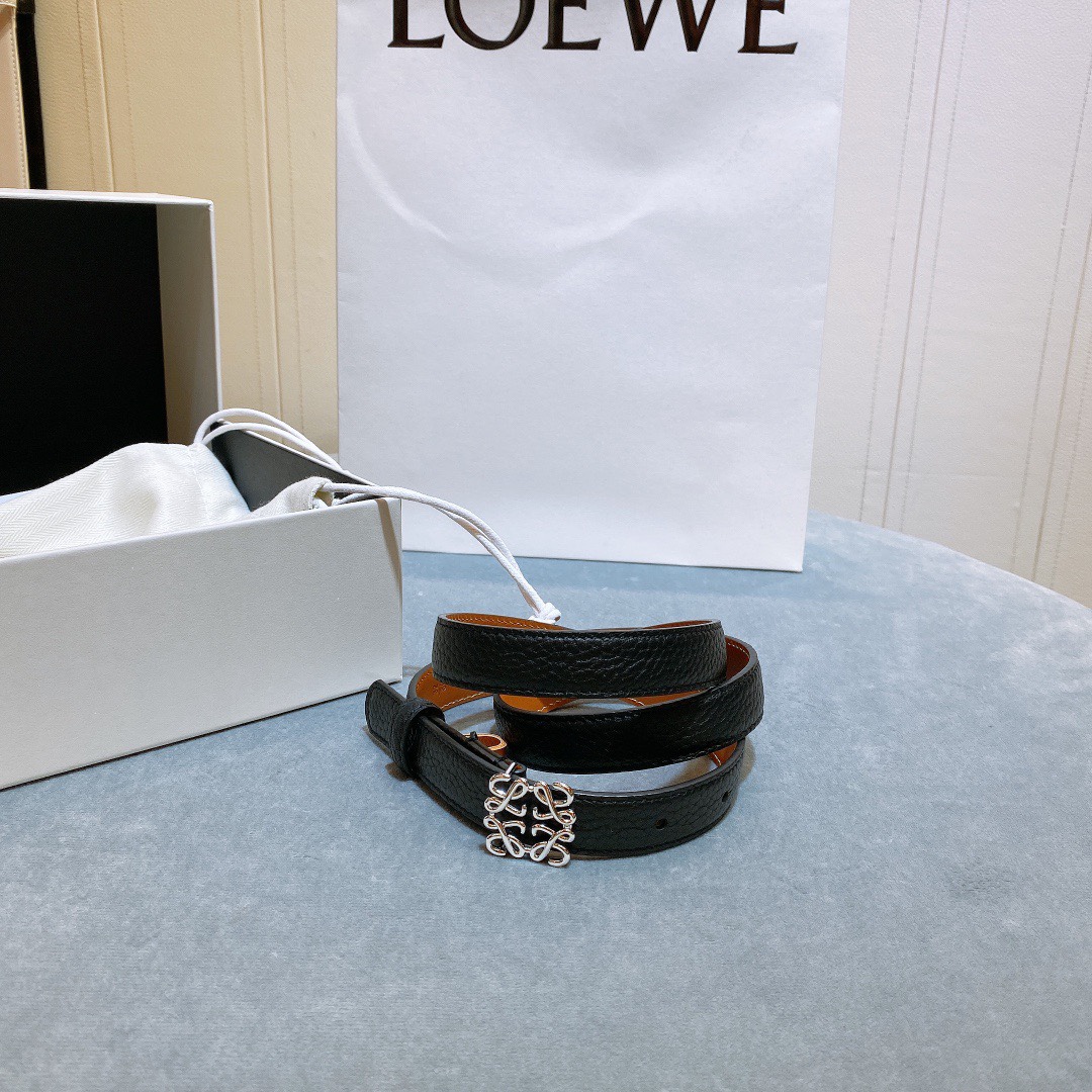 L oewe🆕 Anagram针扣腰带 采用柔软粒面牛皮革制成。2.0cm 经典logo挂扣铜五金