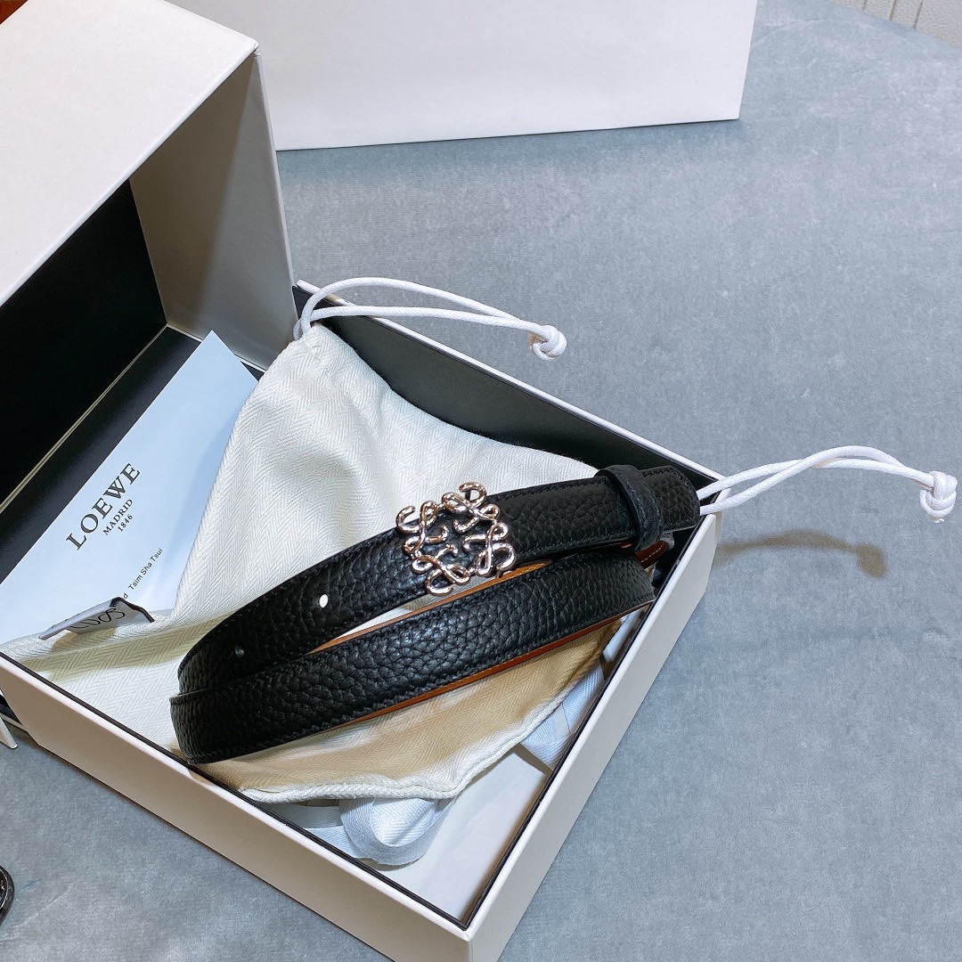 L oewe🆕 Anagram针扣腰带 采用柔软粒面牛皮革制成。2.0cm 经典logo挂扣铜五金