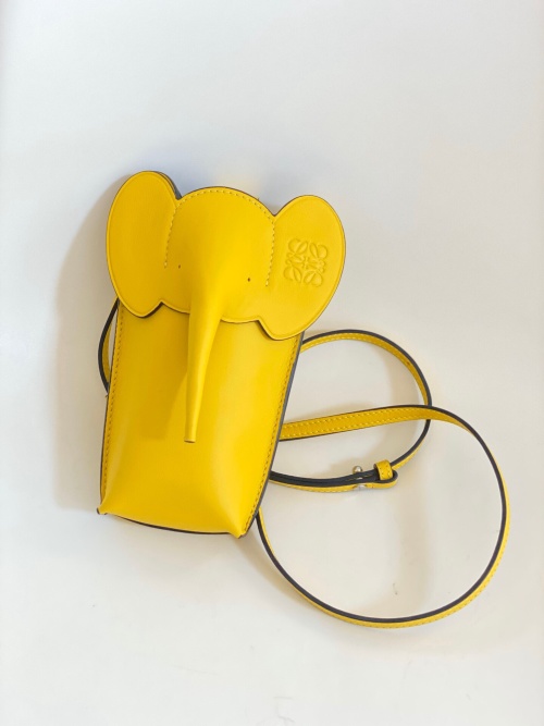 Loewe Elephant Pocket in Classic Calfskin, Yellow, 19 x 8 x 4 cm 1 Loewe Elephant Pocket in Classic Calfskin, Yellow, 19 x 8 x 4 cm