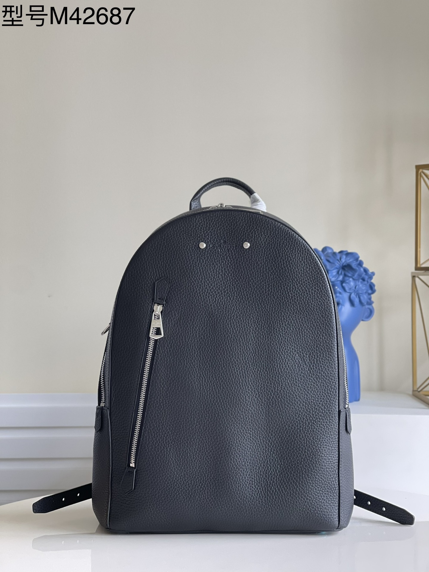 NO:397790,【Exclusive real photo M42687】The extremely modern Armand backpack is specially designed for a few who dare to show a trendy attitude. The rich silver metal accessories and pure black color scheme add a mature charm to this backpack. The exquisite design details such as metal studs that make up Louis Vuitton Paris English text show the mature charm of this bag, and the spacious interior space can easily store personal items. Full leather lychee pattern front oblique zipper men's backpack backpack zipper outer bag is easy to access keys, bills and other basic items. Size 31x 42 x 15 M.1200【Warm reminder that this backpack is too big and does not match the packaging】, LV【Original leather】,armani,louis vuitton,louis vuitton,backpacks19860909【独家实拍M42687】极其现代的Armand双肩背包,专为敢于展现新潮态度的少数者而打造.丰富的银色金属配件与纯黑配色为此款背包增添成熟风韵.组成路易威登巴黎英文字样的金属饰钉等精致的设计细节展现此款包袋的成熟魅力,而宽敞的包内空间可轻松收纳私人物品.全皮荔枝纹正面斜拉链男士背包双肩包 拉链外袋方便取用钥匙、票据等基本物品.尺寸31x 42 x 15 M.1200【温馨提示此款双肩包太大,不配包装】,LV【原厂皮】,armani,louis vuitton,louis vuitton,backpacks,Bag