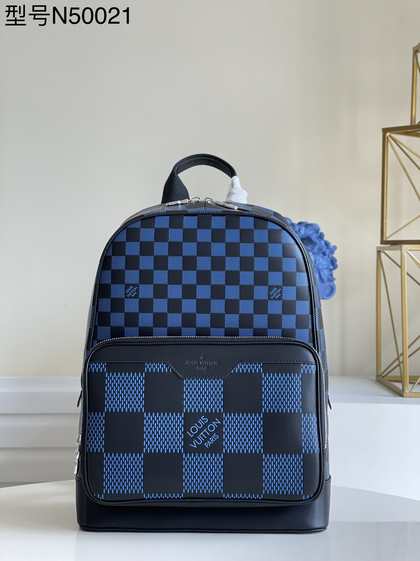 NO:397865,【Exclusive real photo N50021】This Campus backpack relies on Damier Infini 3D leather to release modern style. The new pattern draws inspiration from contemporary architecture, making the classic plaids change in size. The compartments and pockets properly store all kinds of items, and adjustable shoulder straps and handles for easy carrying. Detailed features 30 x 39 x 13 cm (length x height x width) Z.1000, LV [original leather], louis vuitton19860909【独家实拍N50021】本款 Campus 双肩包依托 Damier Infini 3D 皮革释放摩登格调.全新图案自当代建筑汲取灵感,令经典格纹上演尺寸变化.隔层和口袋妥善存放各类物品,可调节肩带和手柄实现轻松背携. 详细特征30 x 39 x 13 厘米(长度 x 高 x 宽) Z.1000,LV【原厂皮】,louis vuitton,Bag