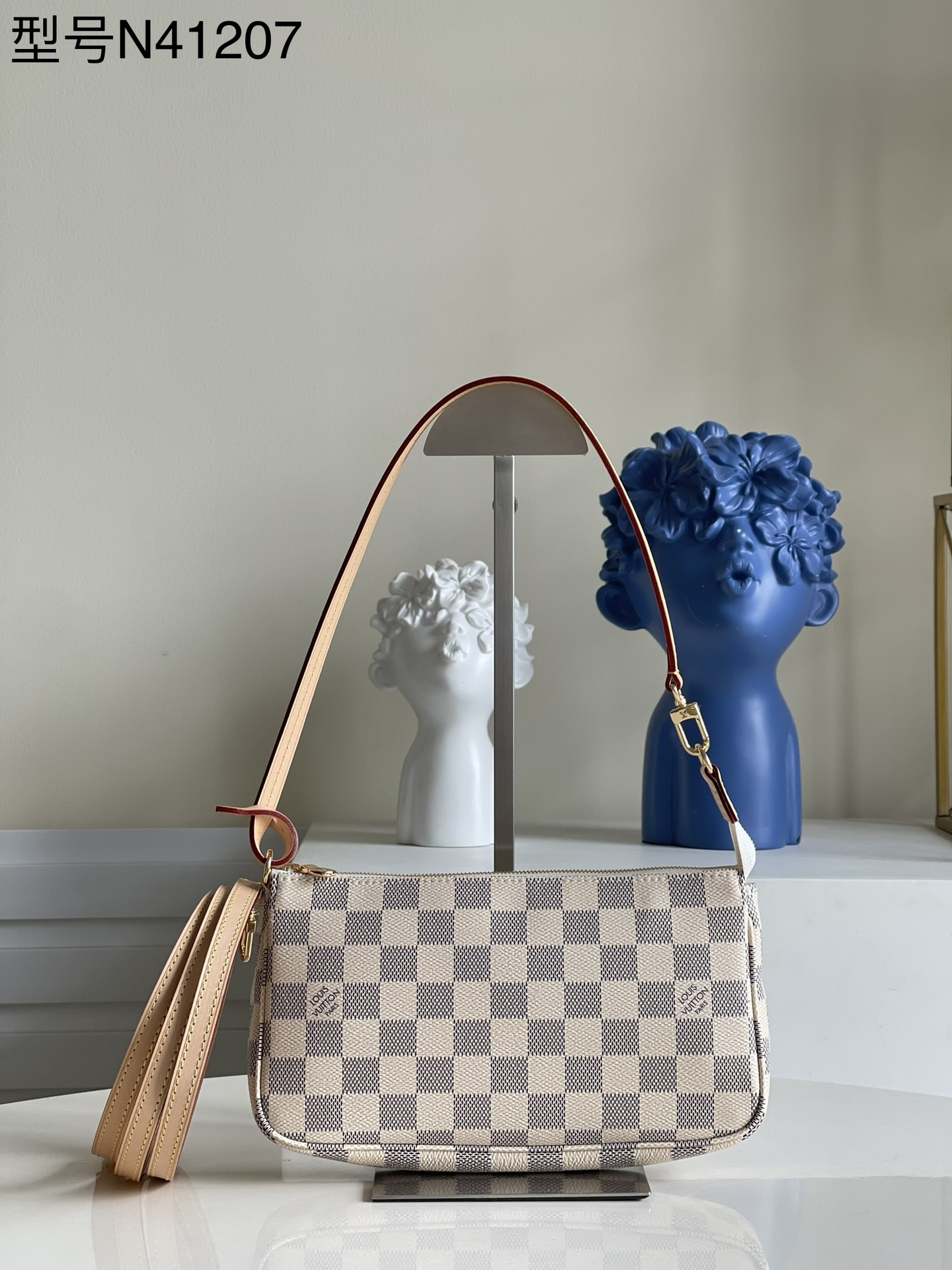 NO:397793,【Exclusive real photo M41207】M40712 A small and lightweight handbag made of canvas, which can be carried by hand or crossbody. It is a classic style that you can carry when attending any occasion. The zipper style design is more convenient to use. 21 x 13 x 3 cm D. 【Warm reminder This model needs to be equipped with a long chain, in addition】, LV [original leather], louis vuitton19860909【独家实拍M41207】M40712 帆布制成的一款小巧轻便的手袋,可手提可斜挎,它是你出席任何场合都可以携带的经典款式.拉链款式设计是使用更便捷.21 x 13 x 3 cm D.【温馨提示此款需配长链条,另外】,LV【原厂皮】,louis vuitton,Bag