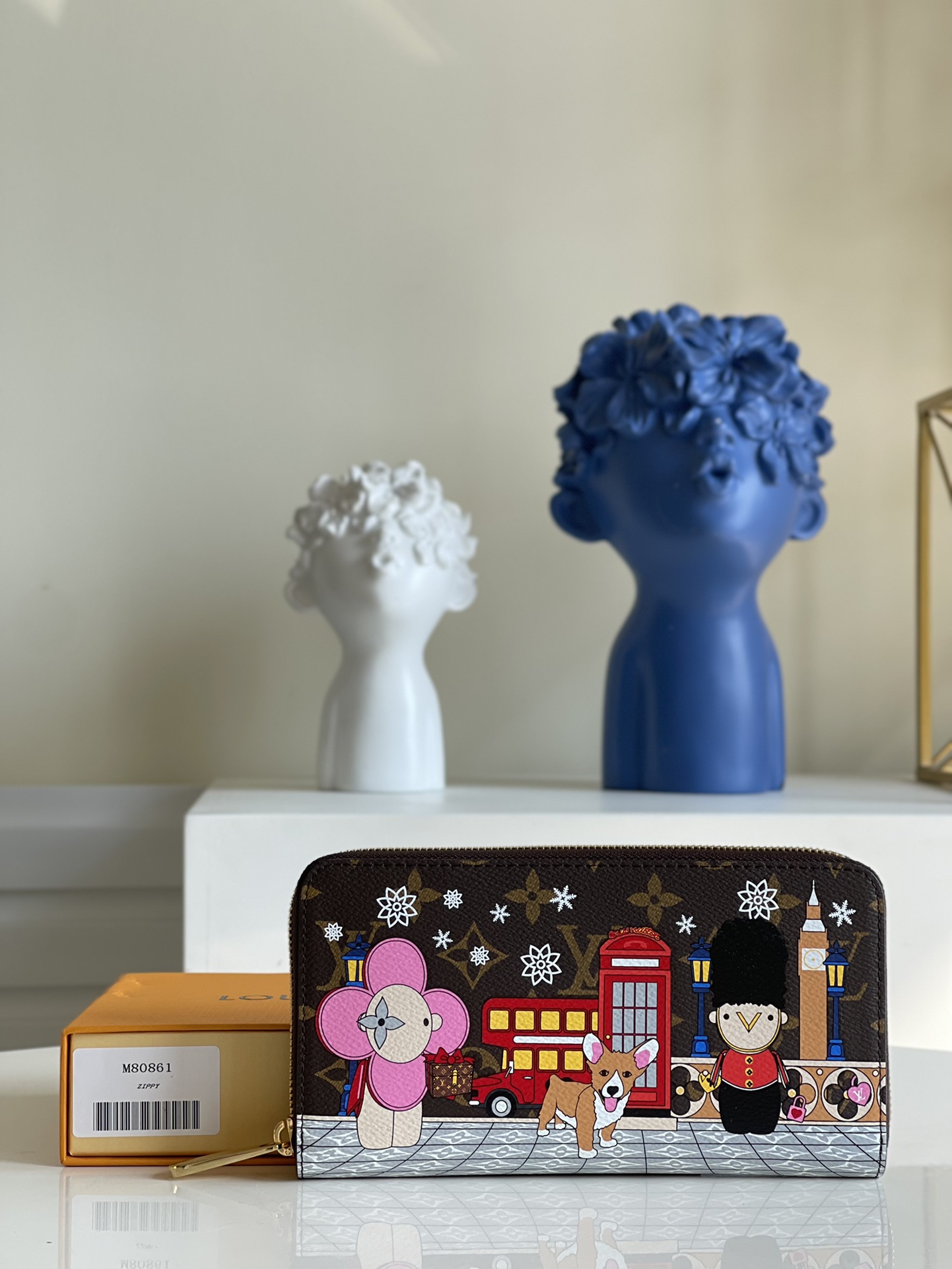 NO:397796,【Exclusive real shot M80861】This Zippy zipper wallet combines Monogram canvas and 20 Christmas winter scenes. The wraparound zipper design combines elegant appearance and cleverly designed interior. It has a variety of pockets, compartments and credit card slots. 19.5 x 10.5 x 2.5 cm (Length x Height x Width) V.300, LV [Original Leather], louis vuitton19860909【独家实拍M80861】此款Zippy拉链钱夹融合Monogram帆布和20圣诞节的冬季场景.环绕式拉链设计,兼具优雅外观与巧妙设计的内饰 拥有各种口袋、隔层和信用卡插槽.19.5 x 10.5 x 2.5 cm (长 x 高 x 宽) V.300,LV【原厂皮】,louis vuitton,Bag