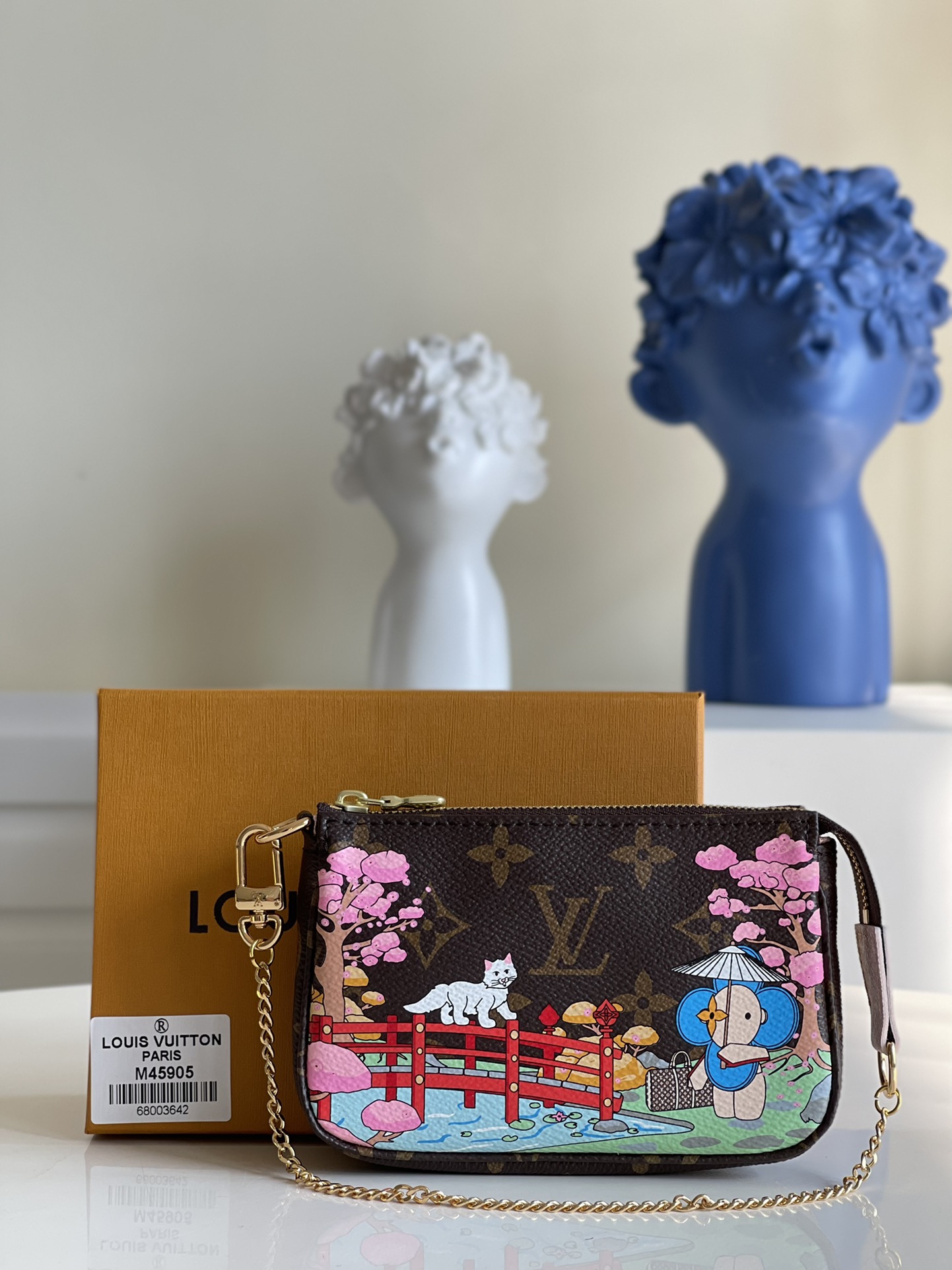 NO:397808,[Exclusive real shot M45905] Christmas silkscreen!  Whether placed in other handbags or carried alone, this Mini Pochette Accessoires is a striking and fashionable highlight. The bear pattern style is cute with the classic Louis Vuitton handbag, adding a lively decorative feature to this practical handbag. Size 15*11*3 v.v [Warm reminder this model needs to be equipped with a long chain, in addition], LV [original leather], louis vuitton, louis vuitton19860909【独家实拍M45905】圣诞款丝印！无论放于其他手袋还是单独携带,此款Mini Pochette Accessoires均是引人注目的时尚亮点.搭配经典路易威登手袋的小熊图案风格可爱,为此款实用手袋增添生动活泼的装饰特色.尺寸15*11*3 v.v【温馨提示此款需配长链条,另外】,LV【原厂皮】,louis vuitton,louis vuitton,Bag