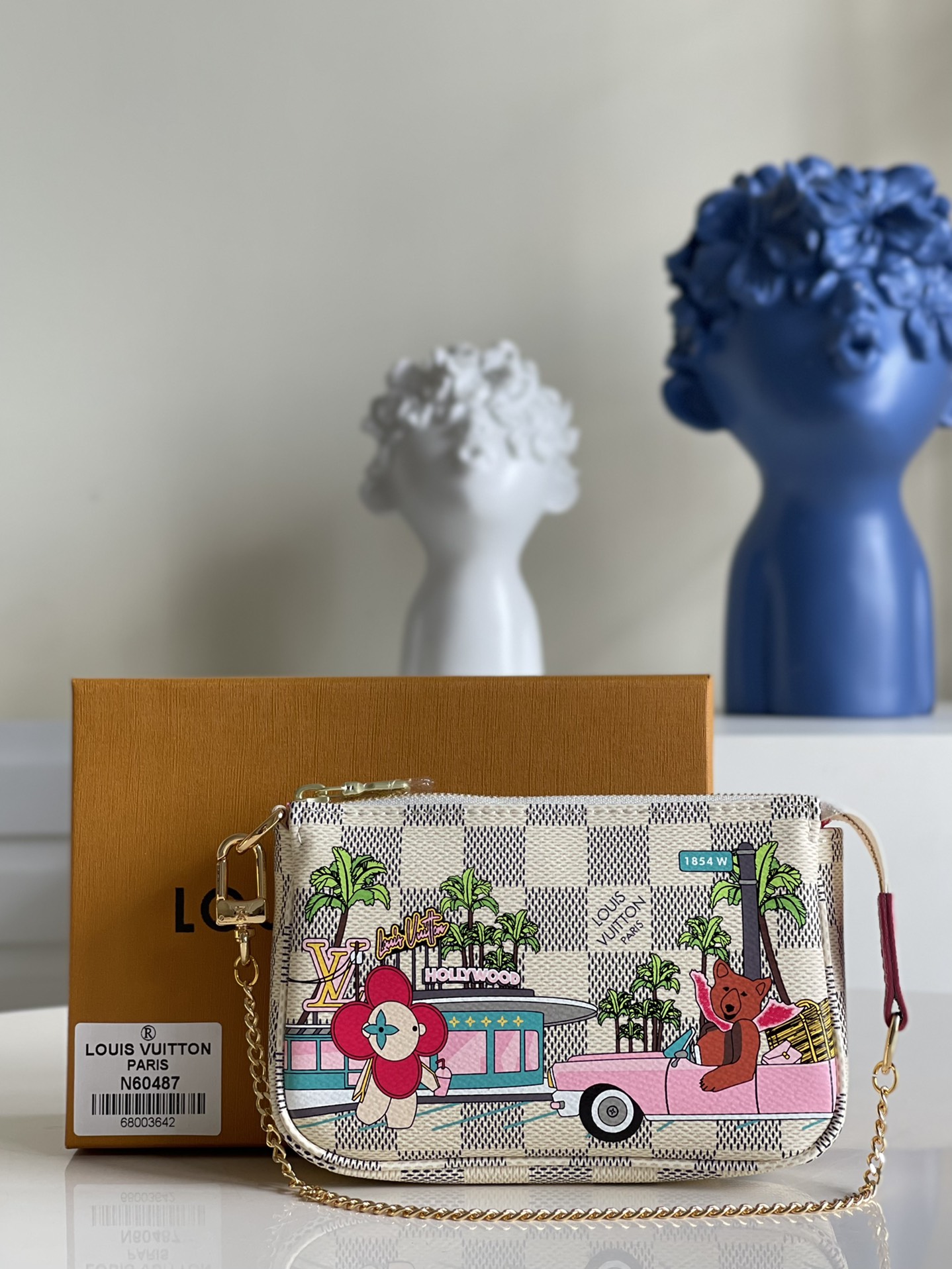 NO:397811,[Exclusive real shot N60487] Christmas silkscreen!  Whether placed in other handbags or carried alone, this Mini Pochette Accessoires is a striking and fashionable highlight. The bear pattern style is cute with the classic Louis Vuitton handbag, adding a lively decorative feature to this practical handbag. Size 15*11*3 v.v [Warm reminder This model needs to be equipped with a long chain, in addition], LV [original leather], louis vuitton, louis vuitton19860909【独家实拍N60487】圣诞款丝印！无论放于其他手袋还是单独携带,此款Mini Pochette Accessoires均是引人注目的时尚亮点.搭配经典路易威登手袋的小熊图案风格可爱,为此款实用手袋增添生动活泼的装饰特色.尺寸15*11*3 v.v【温馨提示此款需配长链条,另外】,LV【原厂皮】,louis vuitton,louis vuitton,Bag