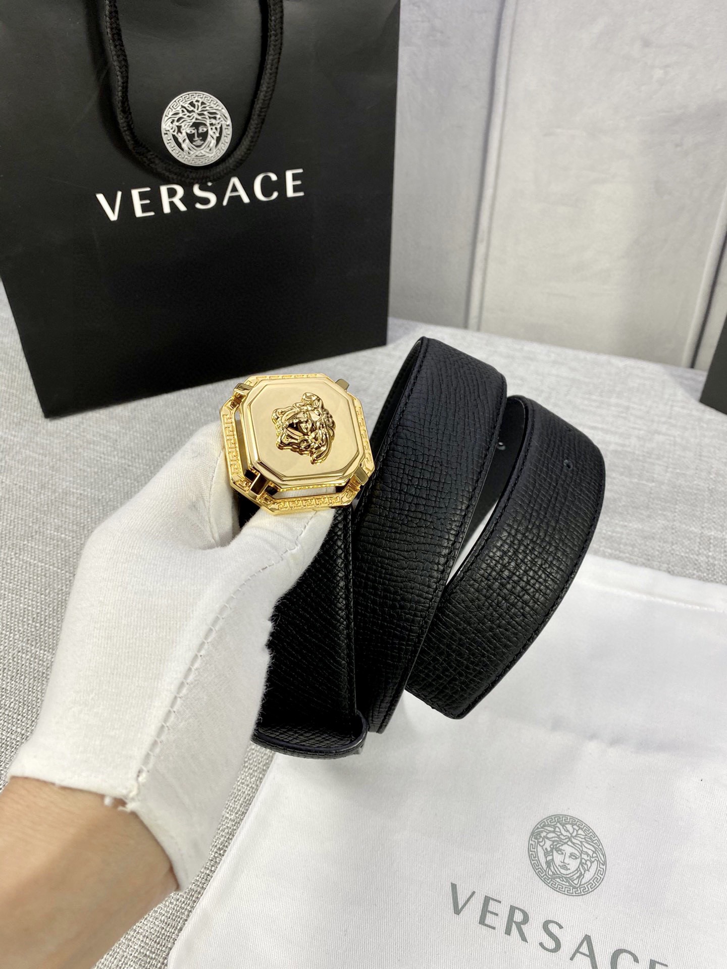 宽度4.0cm VERSACE(范思哲)采用进口万象纹牛皮-Top High Quatity Cheap Sneakers Fashion Clothing Clothes Bags handbags Shoes of all Brand wholesale With The best Quality And Beautiful Price from China Factory Chinese suppliers wholesaler seller 宽度4.0cm VERSACE(范思哲)采用进口万象纹牛皮