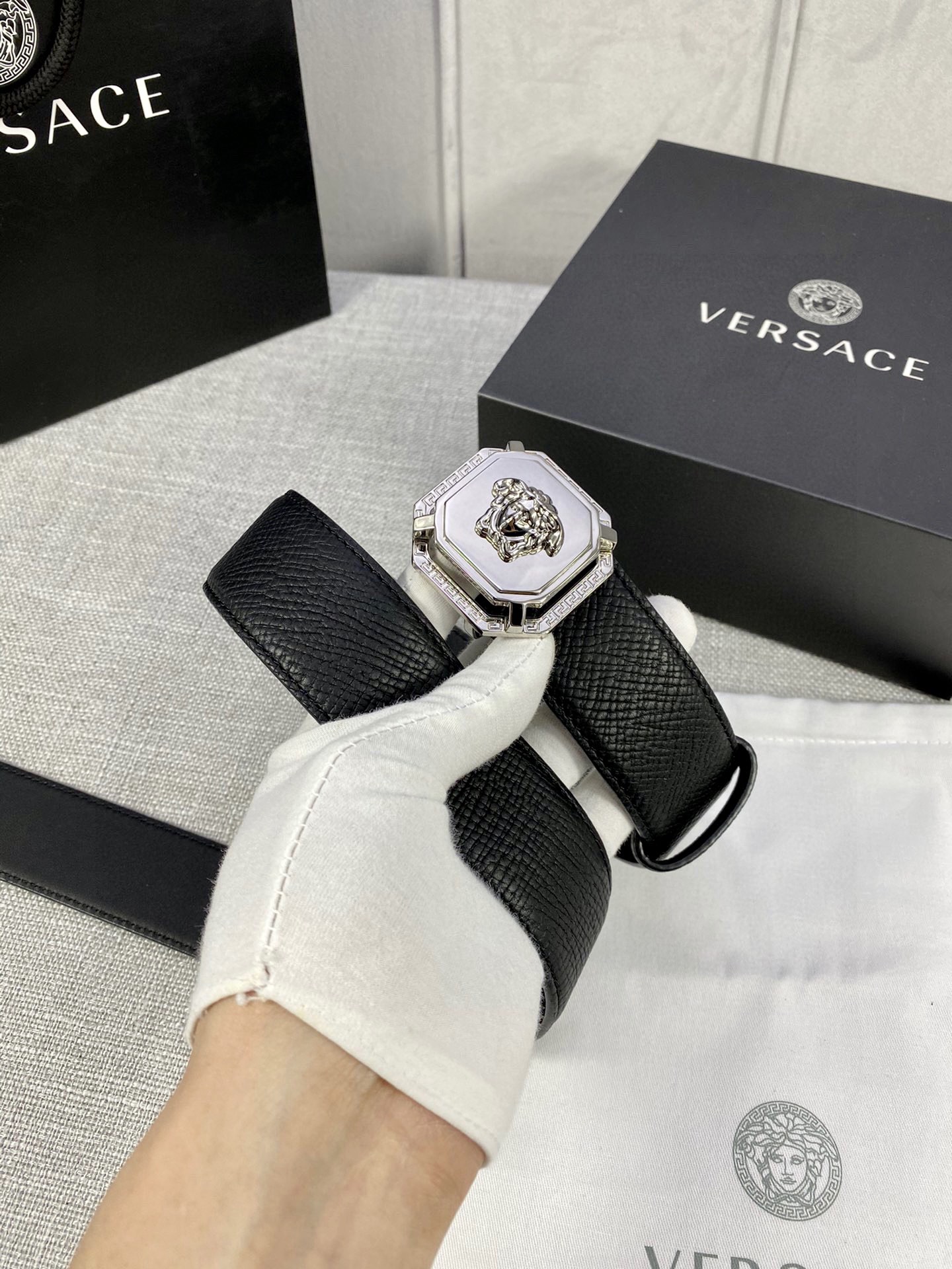 宽度4.0cm VERSACE(范思哲)采用进口万象纹牛皮-Top High Quatity Cheap Sneakers Fashion Clothing Clothes Bags handbags Shoes of all Brand wholesale With The best Quality And Beautiful Price from China Factory Chinese suppliers wholesaler seller 宽度4.0cm VERSACE(范思哲)采用进口万象纹牛皮
