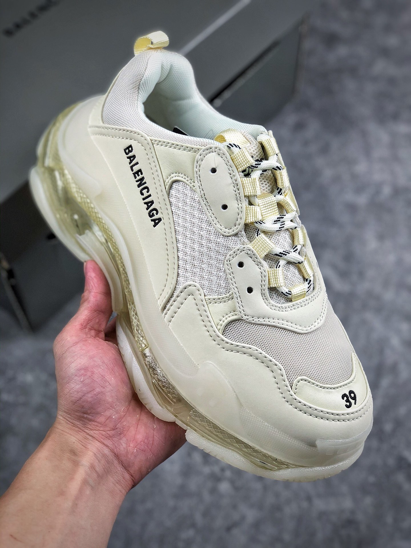 本地自取 核心放店
Balenciaga Triple S 奶黄
巴黎世家 19官方发售气垫版本
官方纯原版本 全码出货通知‼
正确字体电绣 粗细、位置、大小正确
侧边TPU 透气孔匹配意产原版
正确气垫分离大底，TPU软底 原版一致
