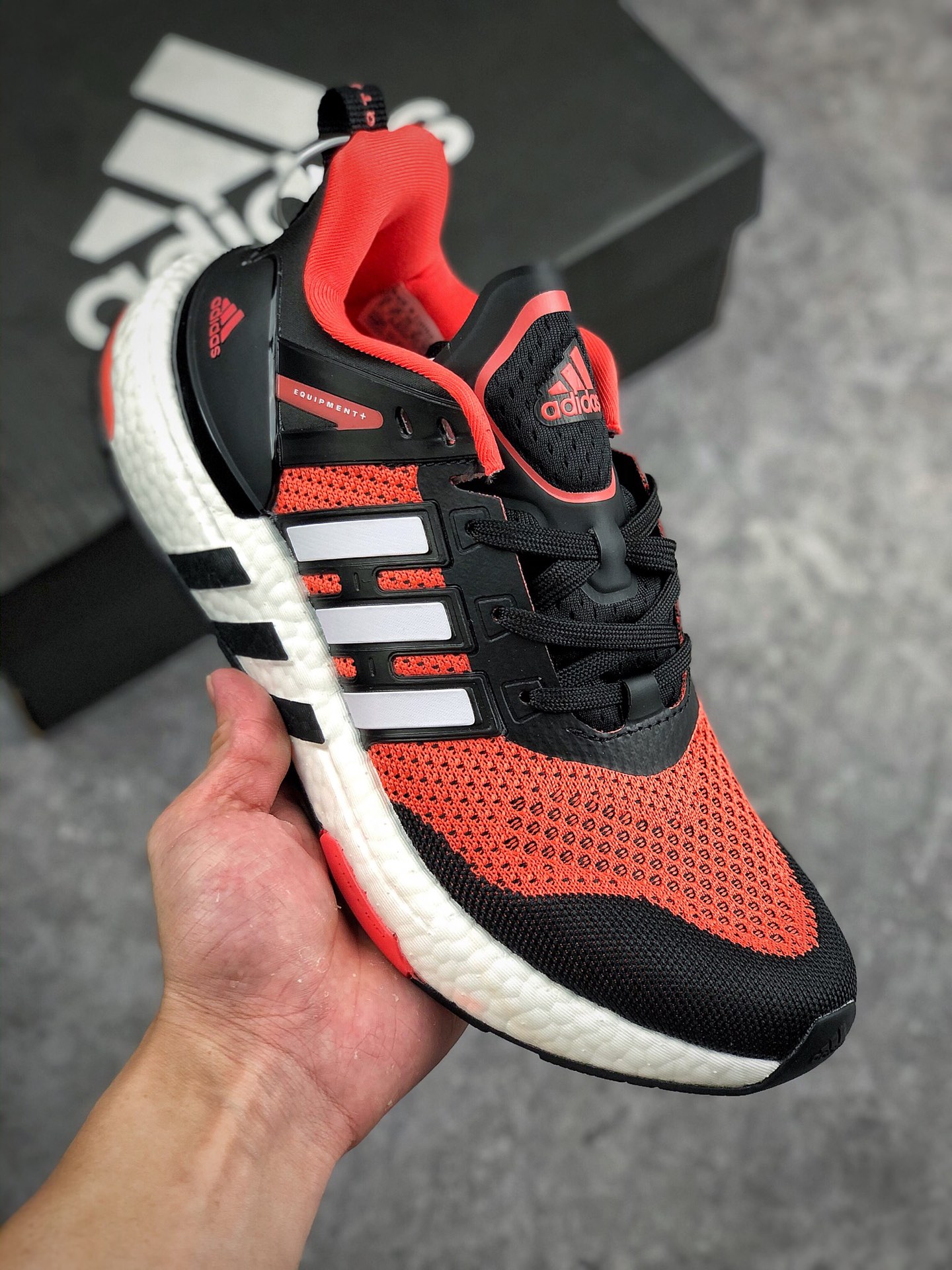 本地自取 支持放店
阿迪达斯 Adidas Equipment + EQT
系列街头运动慢跑鞋 
新品首发 复古与现代科技的结合
采用原装圆筒呼吸鞋面
市面最为正确Boost高弹大底
全新别致三条纹饰面
官方货号: H02759QF
SIYE：36 36.5 37 38 38.5 39 40 40.5 41 42 42.5 43 44 45