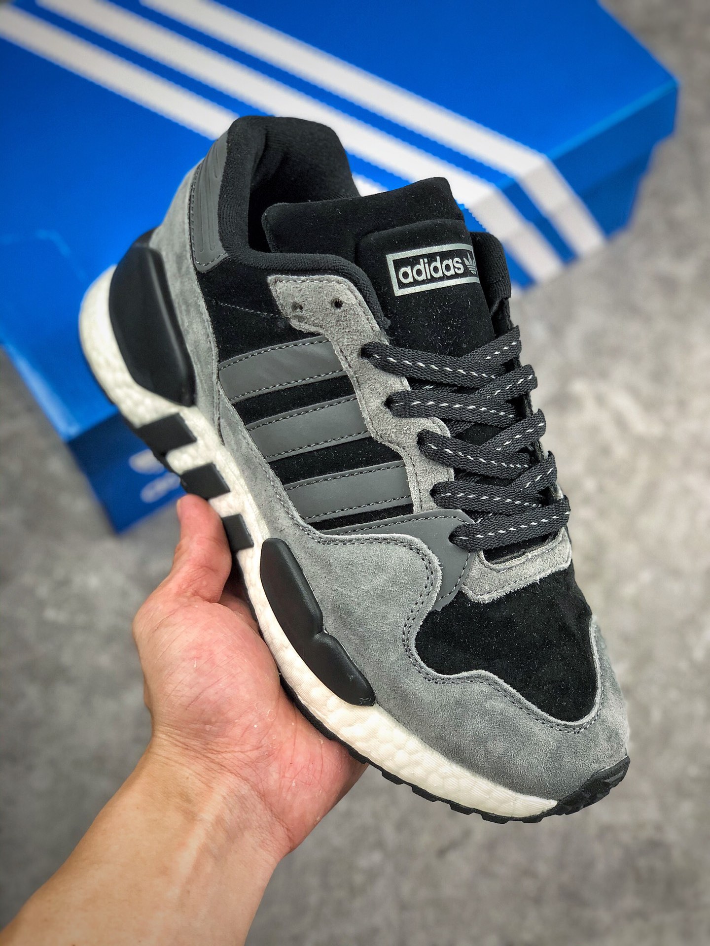 本地自取  支持放店
公司级 阿迪达斯Adidas Originals ZX930 x EQT 黑灰 联乘街头休闲运动慢跑鞋。采用优质麂皮绒面革处理鞋面#市面最为正确Boost大底  货号：G26755 尺码：36 36.5 37 38 38.5 39 40 40.5 41 42 42.5 43 44 45