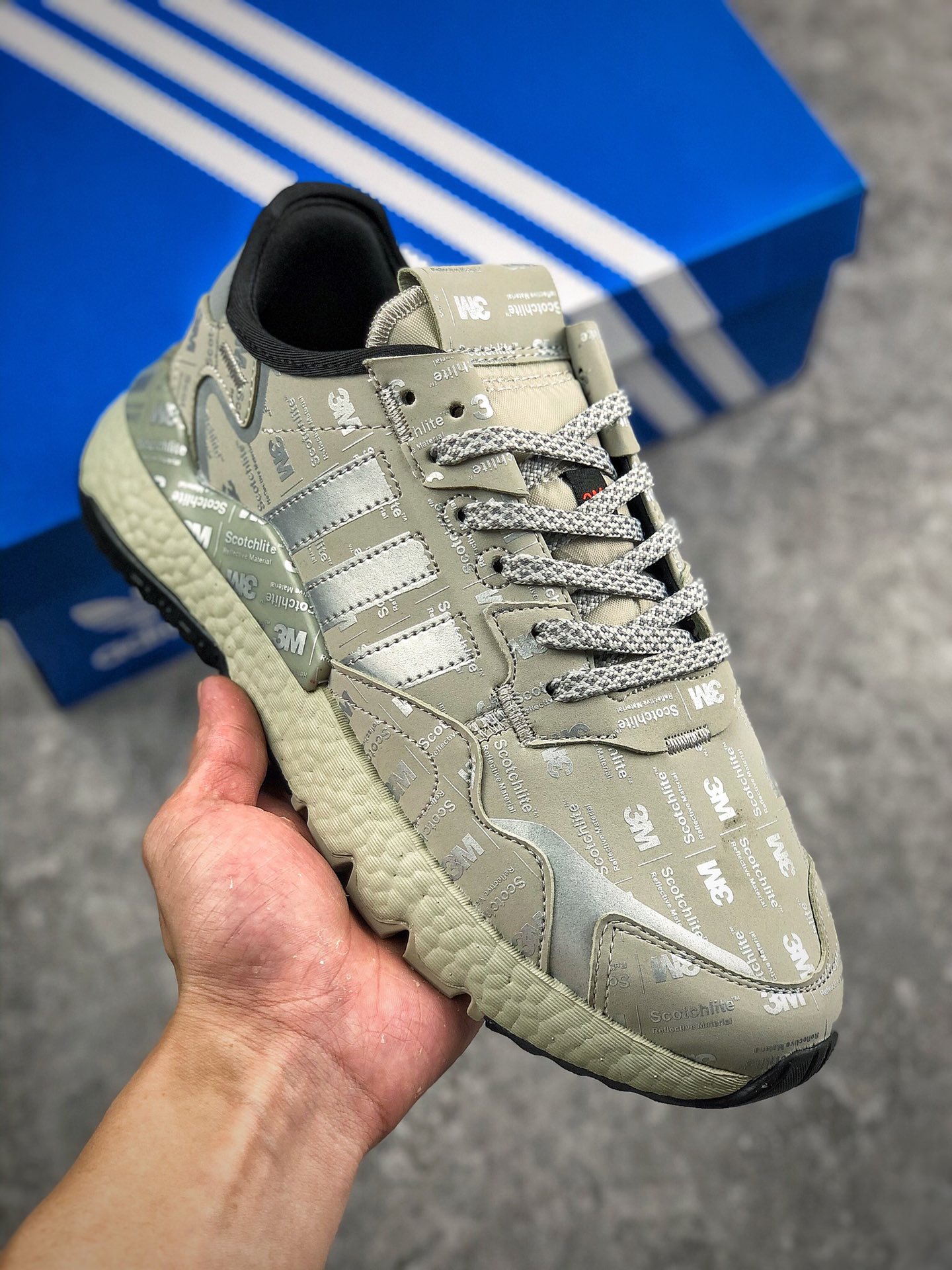 本地自取 支持放店
公司级 阿迪达斯 Adidas Nite Jogger 2021 Boost 3M反光系列 复古休闲百搭运动跑鞋。原厂材料 原厂大底 私家独模 网布搭配麂皮拼接打造鞋面 极具复古风格鞋头及鞋跟点缀3M反光设计极为亮眼中底采用全掌 Boost 科技，厚度相当可观，脚感极佳。货号：FV3622 尺码：36 36.5 37 38 38.5 39 40 40.5 41 42 42.5 43 44 45