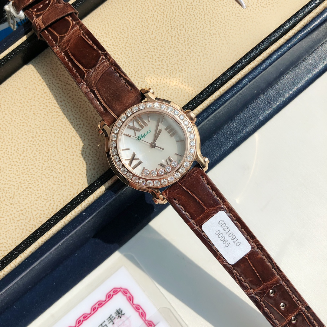 NO:393250,(HAY DIAMONDS) Why no man buys Chopard?  The main reason is that Chopard's Happy Diamond is so famous that it covers up all other series, making people feel that only happy diamonds are happy. The Chopard Happy Diamond Series is a favorite of women. It is said that men wear the world of all countries. It has a good meaning of gold (in) and diamonds (earning). The diamond balls in the dial can slide freely and rotate, and run in time. The fortune is booming, which makes every woman amazed the world with the most charming shape. The mechanical models we have released before are also very popular, but too many people will not use mechanical models. So this time, we will launch a quartz Happy Diamond. The most distinctive laminated glass on the dial is 5 1.9mm natural diamonds. The fire color is first-class and flashes, and produces spin, just like a dance. It can be said to be a blessing on women's watches. This watch is equipped with a 30mm stainless steel case, equipped with an authentic ETA-956.102 exclusively for the original movement, which is very scarce, and can be disassembled and inspected in a counter.  The iconic movable diamond dances happily, with a colorful and smooth shape. The case with a very dynamic shape and a modern natural pearl shell dial perfectly reflects Chopard's interpretation of casual style. The case material is made of 904 stainless steel. The outer ring is inlaid with 34 2.0-sized vvs cut diamonds. The strap also has to be mentioned. The American crocodile leather strap is backed by fake bags. It needs no need to say how luxurious it is. It is equipped with GTC authoritative inspection and certification. It can be checked online., iwc, chocolate, crocodile skin19860909（HAY DIAMONDS） 为什么没有男人买萧邦？主要还是因为萧邦的快乐钻太出名了,掩盖了其他所有系列,让人感觉只有快乐钻石. 而萧邦快乐钻石系列又是女人的最爱 都说男戴万国女戴萧邦 有金（进）有钻（赚）寓意也很好.表盘内的钻石滚珠可自由滑行转动,时来运转 财运滚滚,让每一位女性都以最迷人的造型惊艳世人. 之前我们出过的机械款也是火的一塌糊涂 然而有太多人不会使用机械款了 所以这次给大家推出石英款快乐钻 表盘最有特色的夹层玻璃的5颗1.9mm天然钻石 火彩一流爆闪 产生自旋 犹如舞蹈 在女表上可以说是福音 这款腕表以30毫米精钢表壳,,搭载正品一致的ETA-956.102专供原装机芯,非常稀缺,可专柜拆机验货, 标志性的活动钻石欢快舞动、流光溢彩 造型流畅、极具动感的表壳 和富有现代感的天然珍珠贝壳表盘 完美体现萧邦对休闲风格的诠释 表壳材质采用904精钢 外圈镶嵌34颗2.0大小vvs切割美钻  表带同样不得不提 美洲鳄鱼皮表带 如假包退 有多奢华不用多说了吧配有GTC权威检测认证,联网可查,,iwc,chopard,crocodile skin,Watch