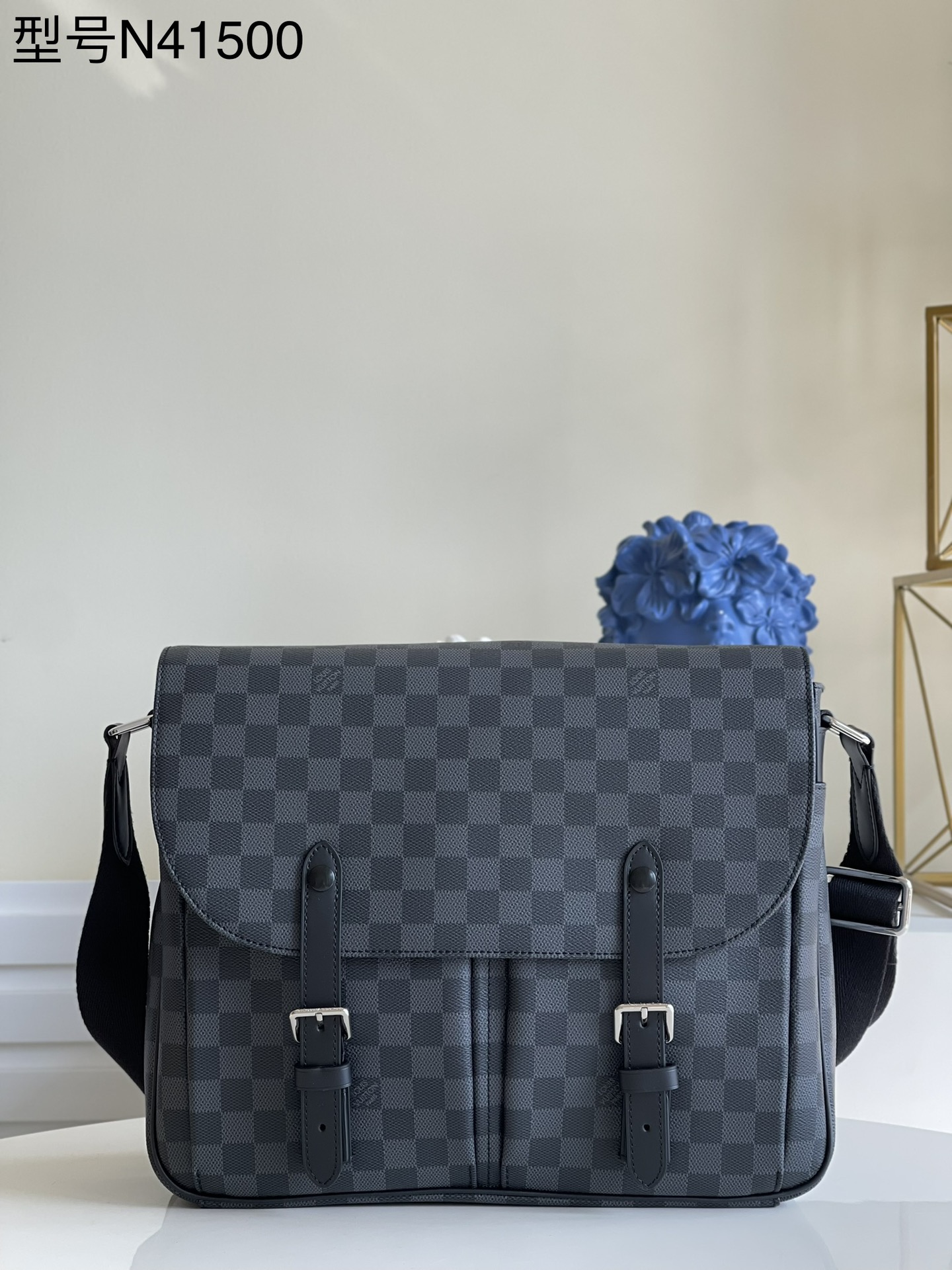 NO:397794,【Exclusive real photo N41500】Christopher postage bag is elegant and practical. This messenger bag is made of classic Monogram Macassar canvas, soft and comfortable, exquisite and elegant, with large internal capacity. The exquisite buckles and accessories can fully ensure the safety of the items. Size 33×28×8cm M021.650, LV [original leather], louis vuitton19860909【独家实拍N41500】Christopher 邮差包兼具优雅和实用.这款信使包采用经典的Monogram Macassar帆布制作,柔软舒适,精致优雅,内部容量大.精巧的搭扣和配件能充分确保物品安全.尺寸33×28×8cm M021.650,LV【原厂皮】,louis vuitton,Bag