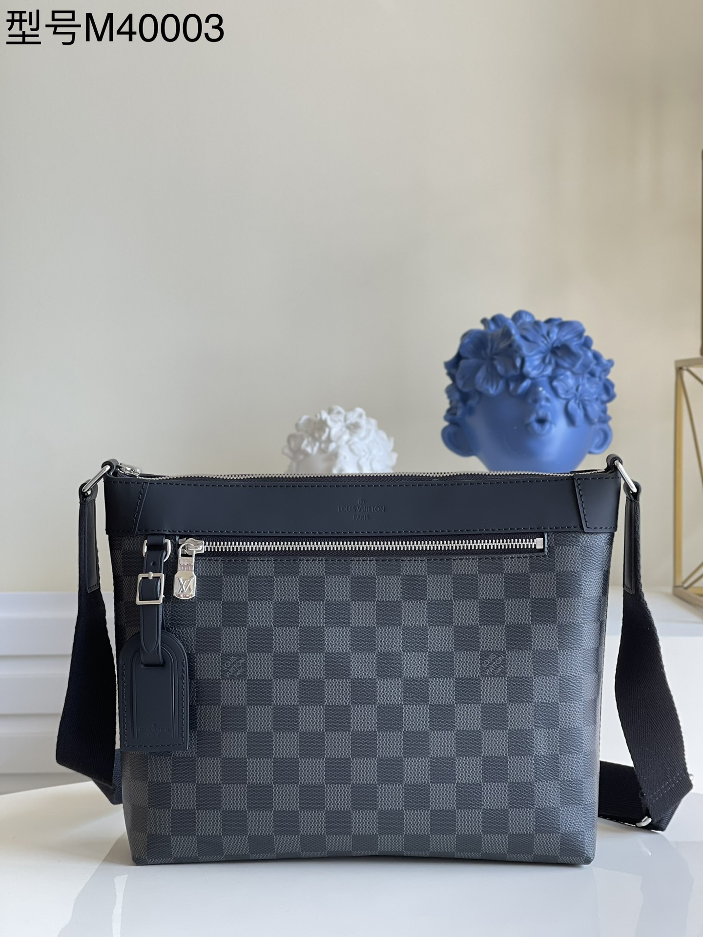 NO:397797,【Exclusive real photo N40003】Mick small handbag adopts a triangular structure with a comfortable back and a comfortable back. This exquisite Mick small handbag adds a dynamic temperament to the shape. It is equipped with adjustable fabric shoulder straps, and the back is extremely comfortable and convenient. Size 34 x 26 x 8.0cm M.600, LV [original leather], louis vuitton19860909【独家实拍N40003】 Mick小号手袋采用背携舒适的三角形构造,此款精巧的Mick小号手袋为造型增添动感气质.配有可调节织物肩带,背携极其舒适而方便.尺寸34 x 26 x 8.0cm M.600,LV【原厂皮】,louis vuitton,Bag