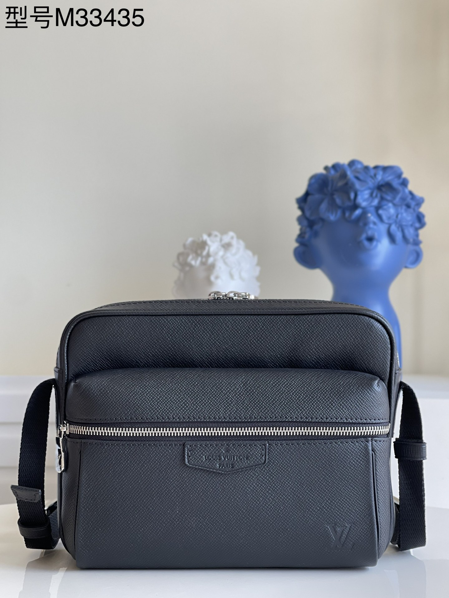 NO:397800,【Exclusive real shot M33435】Practical features with restrained style and diverse functions. This Outdoor postal bag is an attractive accessory choice. Inspired by the 2018 spring and summer fashion show, made of soft Taiga leather. It is particularly comfortable to carry it on the back!  Size 29.5x20x10.5cm M.800, LV [original leather], louis vuitton19860909【独家实拍M33435】内敛风格搭配功能多样的实用特色 此款Outdoor邮差包是极具吸引力的配饰之选 灵感源自2018春夏时装秀 由柔软的Taiga皮革裁制而成 背挎格外舒适！尺寸29.5x20x10.5cm M.800,LV【原厂皮】,louis vuitton,Bag